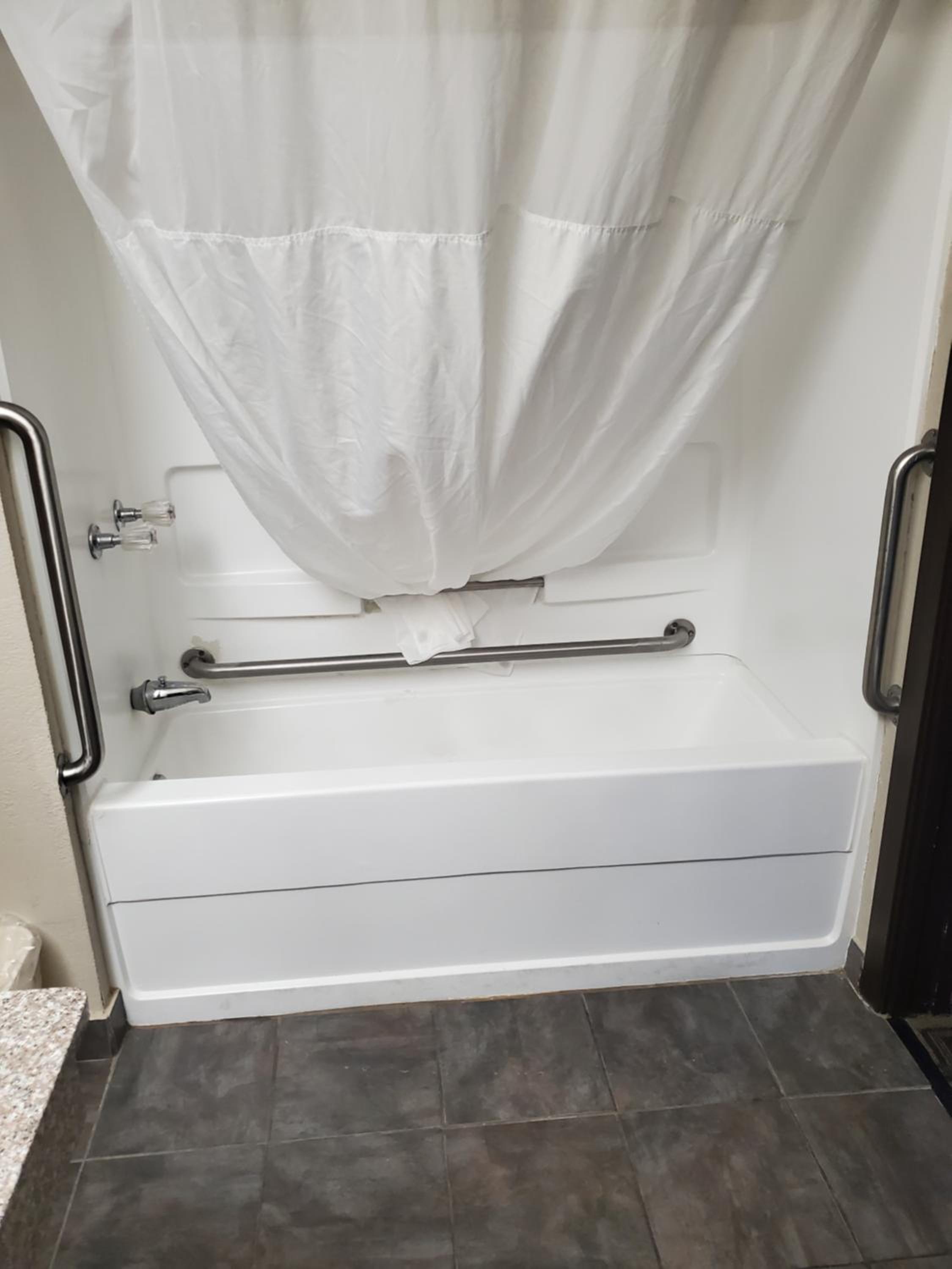 King Room with tub - Accessible/Non-Smoking - Photo 3