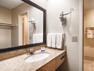 Queen Room with Two Queen Beds and Pool View - Non-Smoking