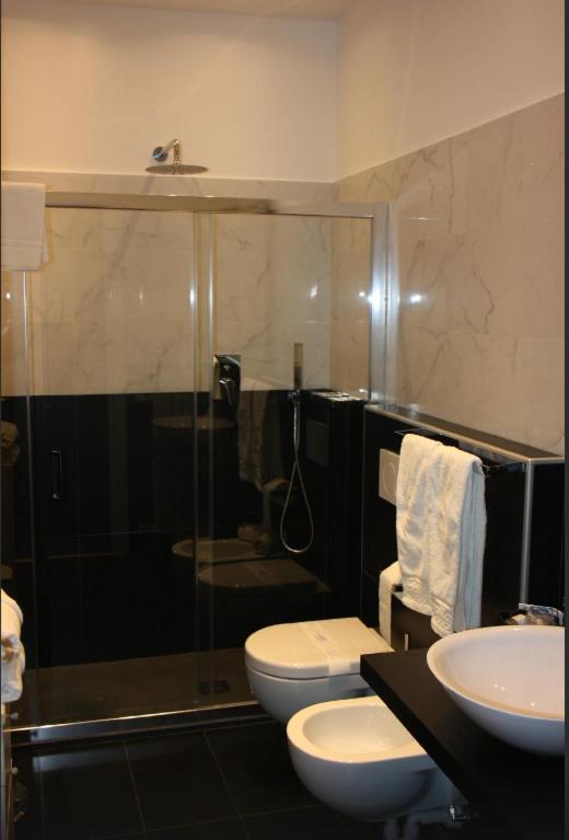 Double or Twin Room with Lake View - Photo 4