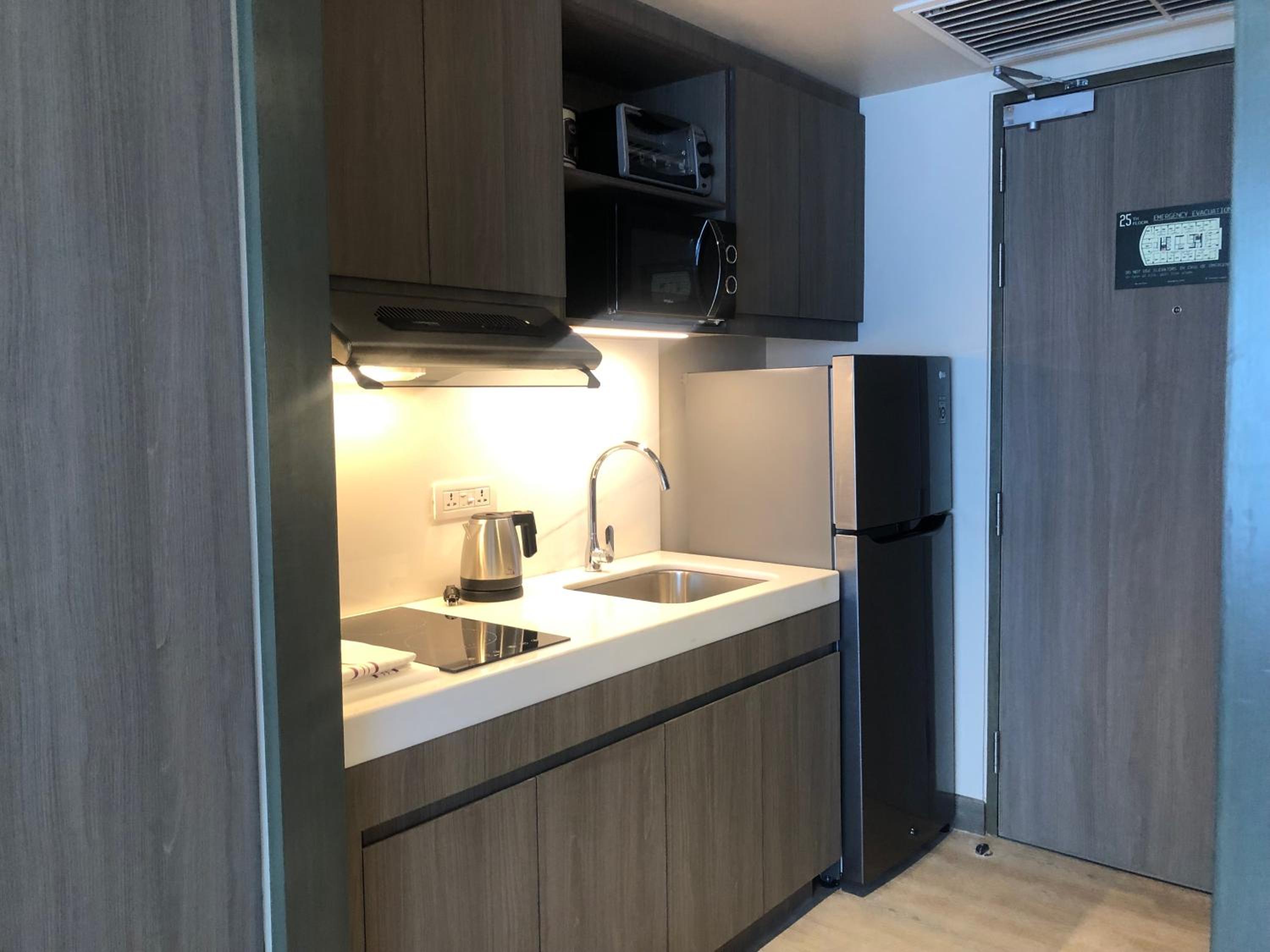 1 King Bed, Studio Room with Kitchenette - Photo 7