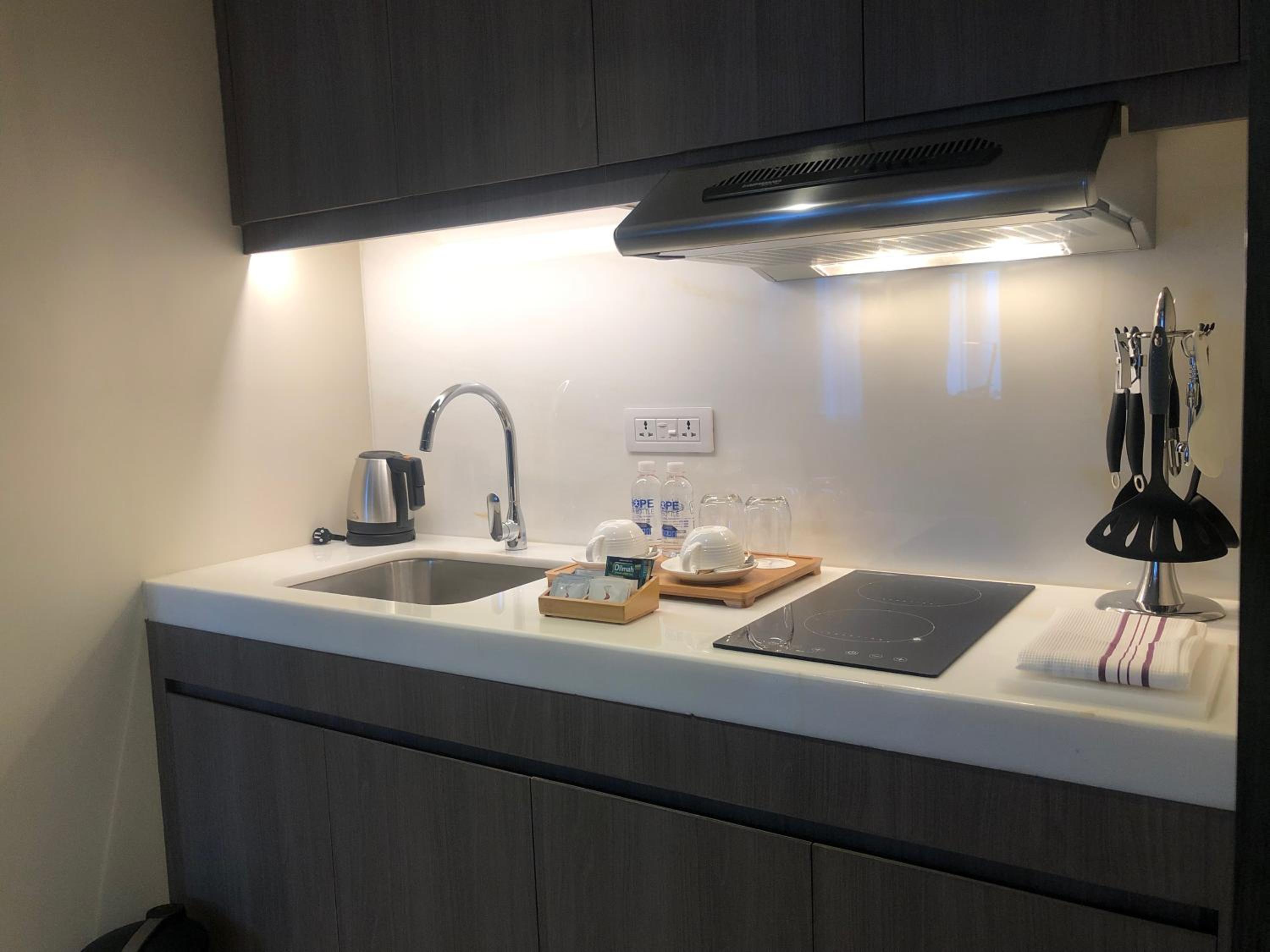 1 King Bed, Studio Room with Kitchenette - Photo 6