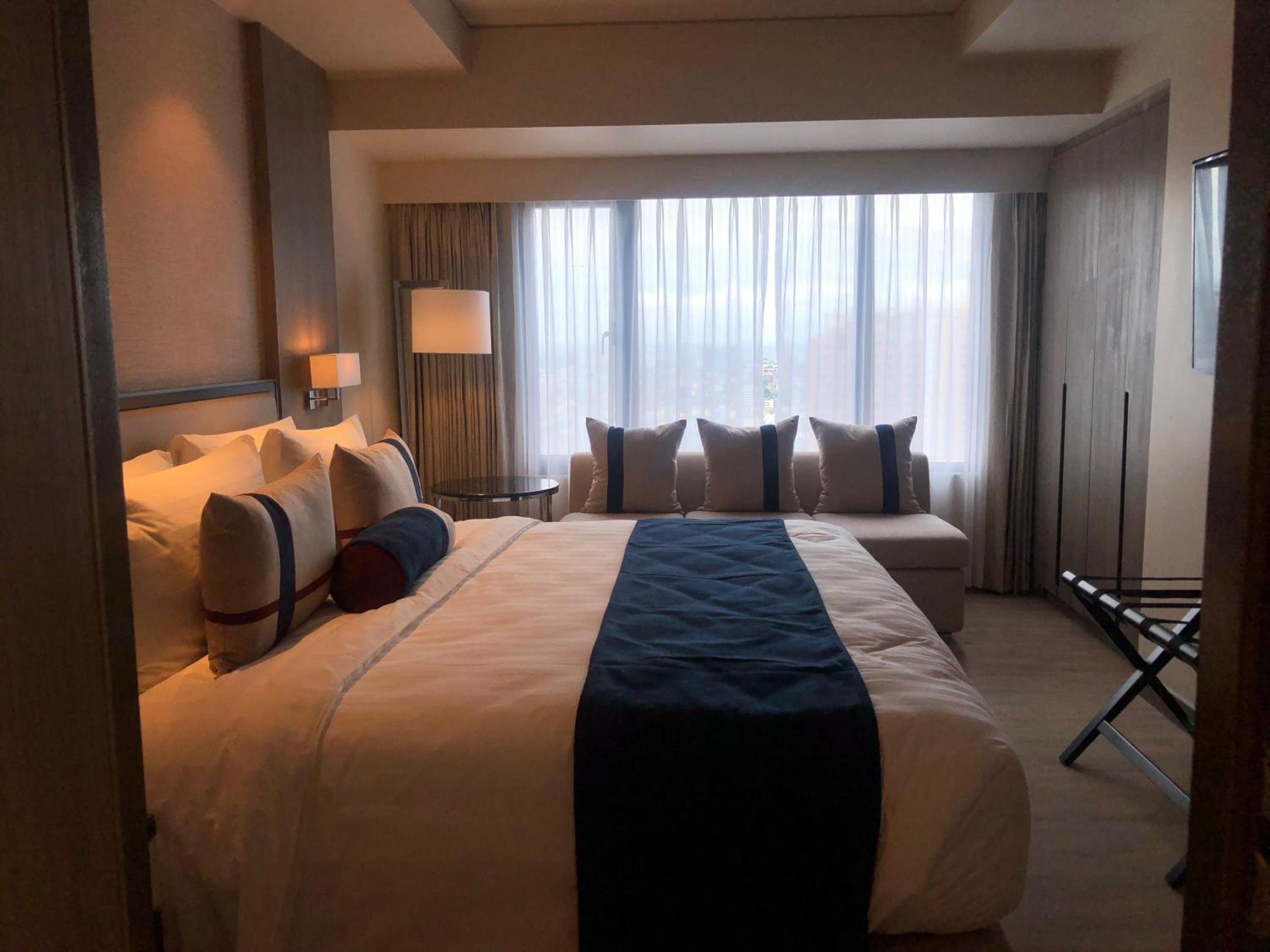 1 King Bed, One-Bedroom Apartment with Kitchenette, Washer-Dryer and Living Area - Photo 10