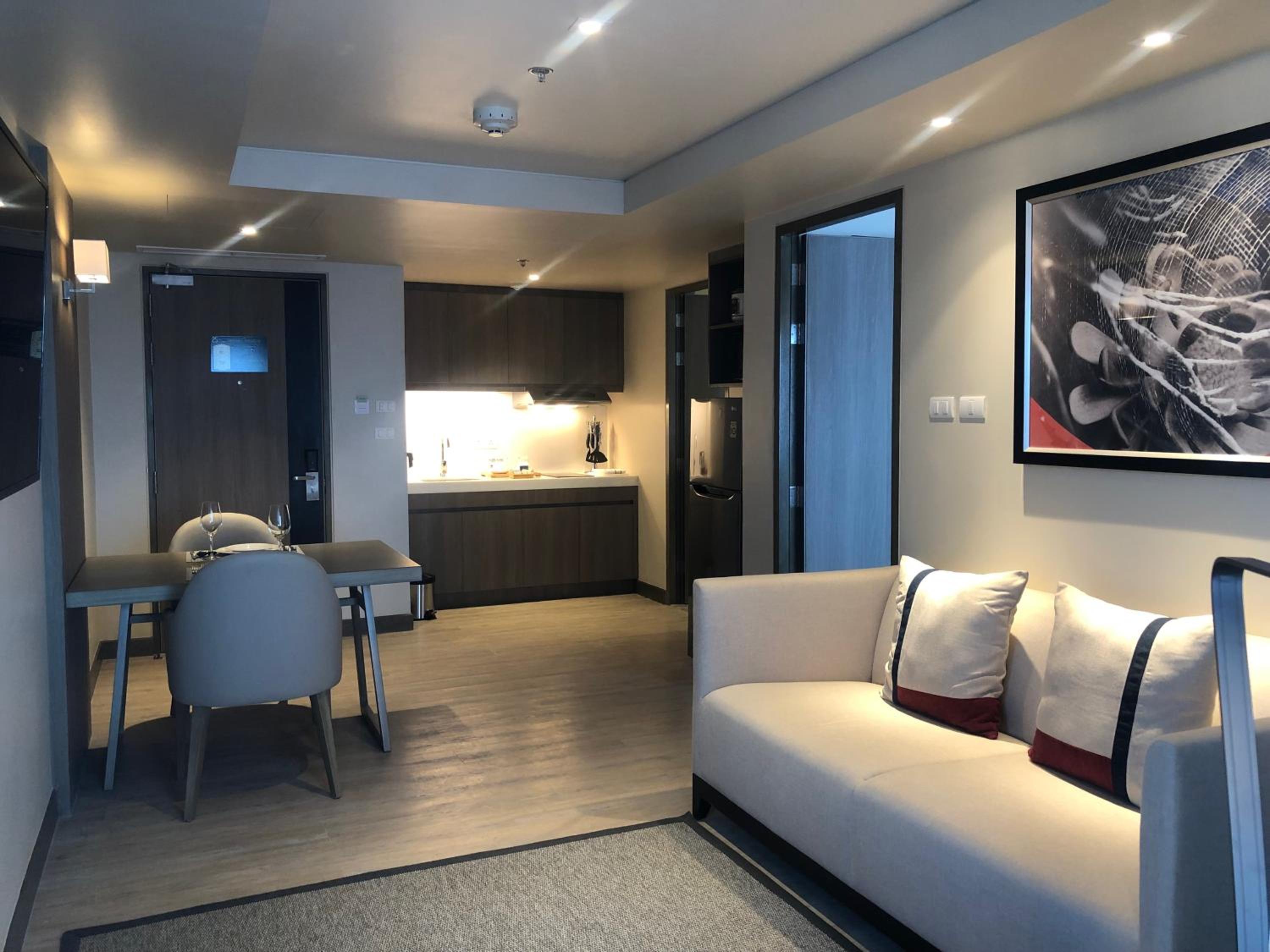 1 King Bed, One-Bedroom Apartment with Kitchenette, Washer-Dryer and Living Area - Photo 2