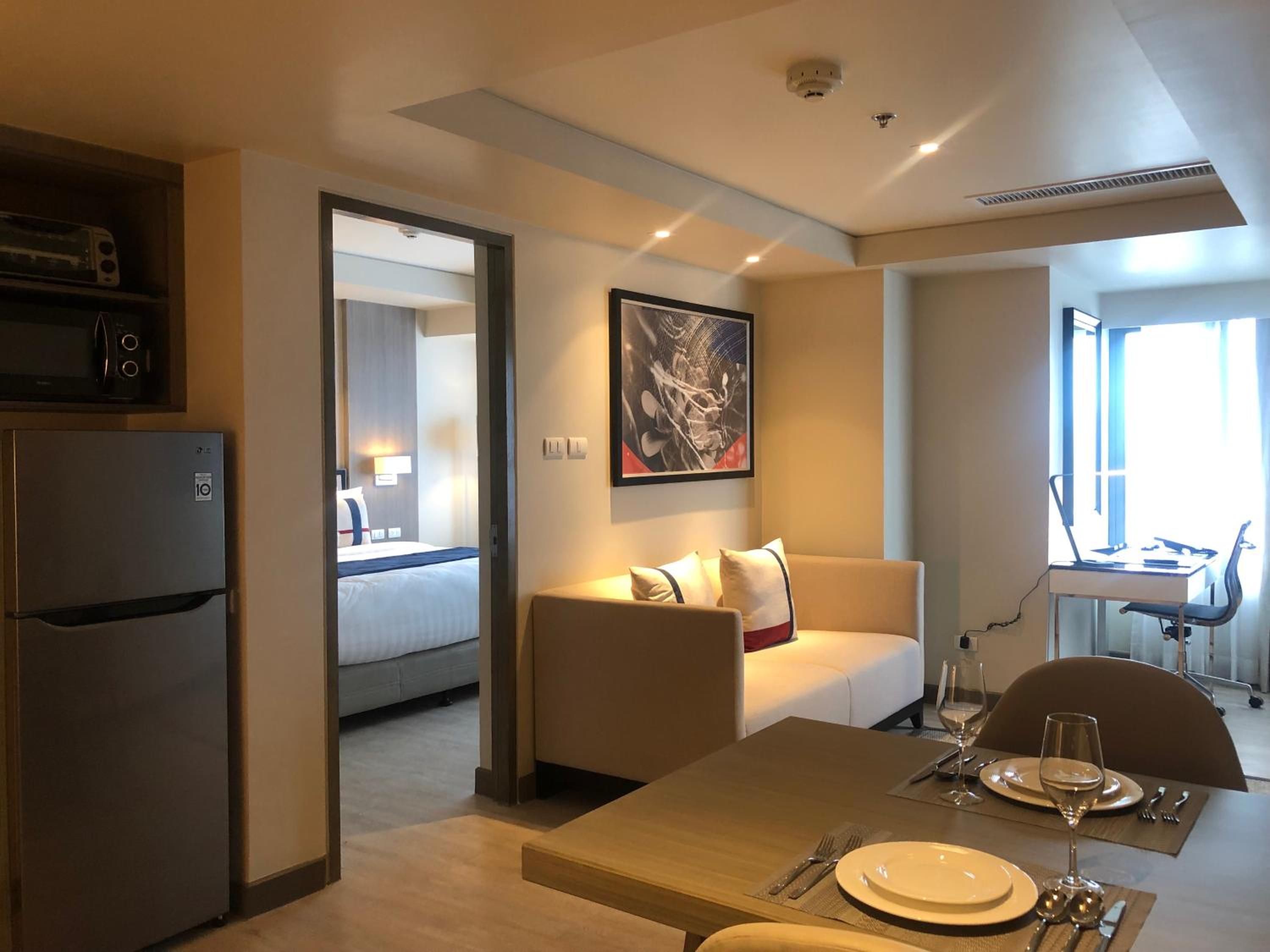 1 King Bed, One-Bedroom Apartment with Kitchenette, Washer-Dryer and Living Area - Photo 3