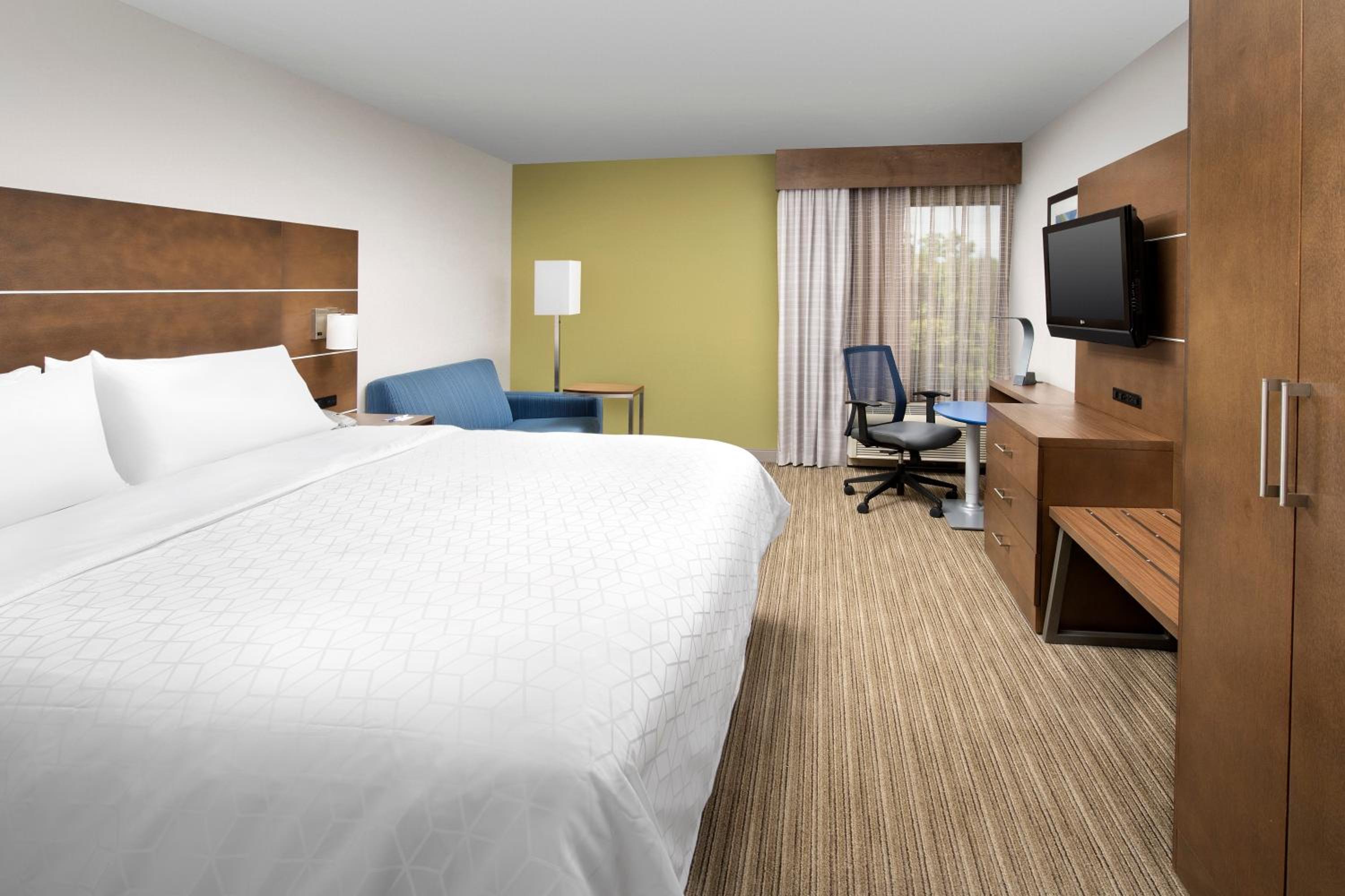 Standard King Room with Sofa Bed and Walk-in Shower - Photo 6