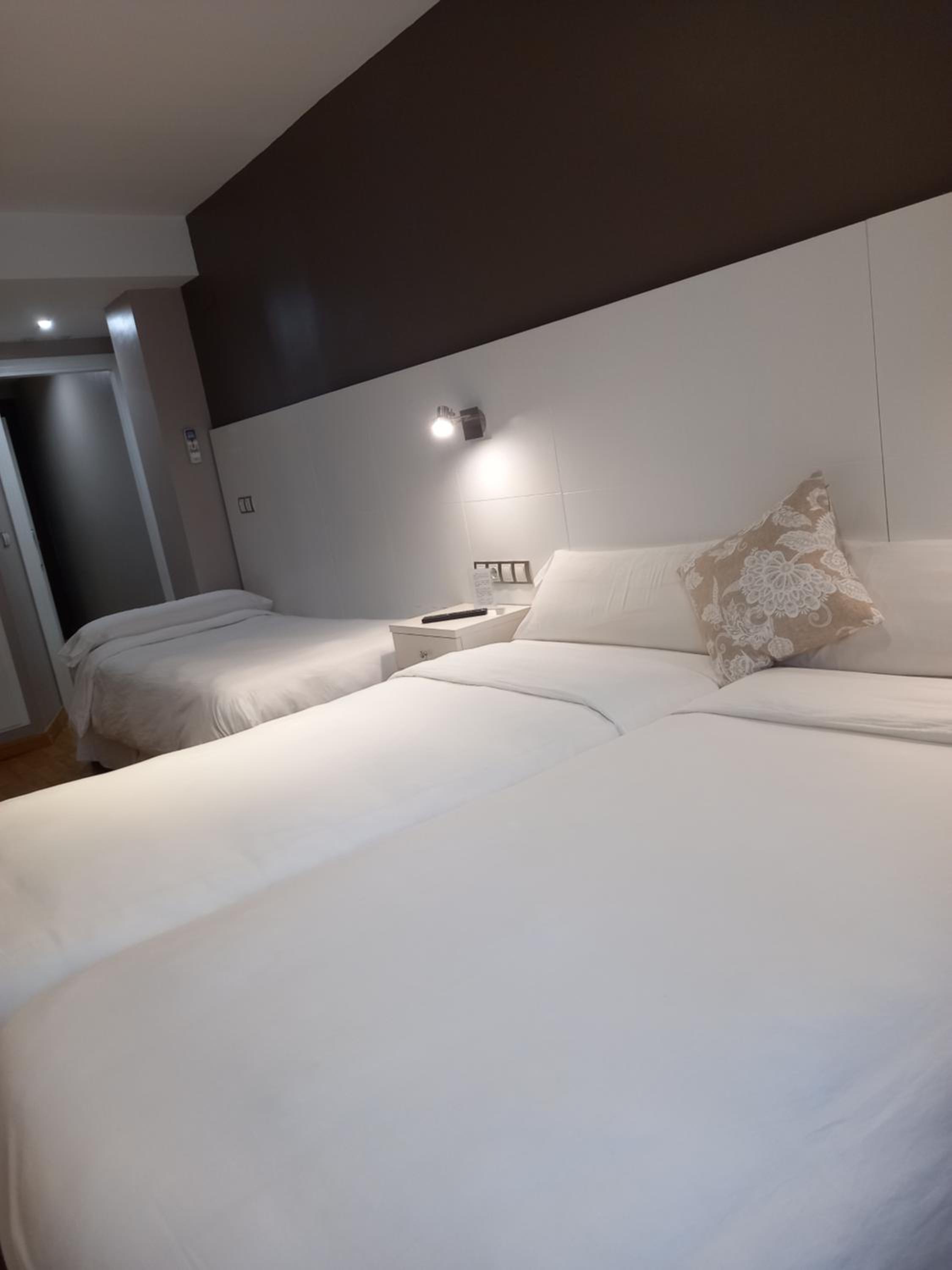Double Room with 2 Extra Beds photo 3