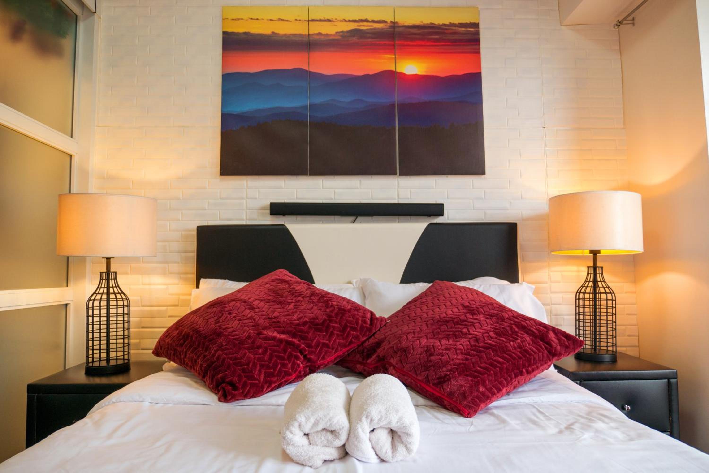 Suite with City View - Photo 12