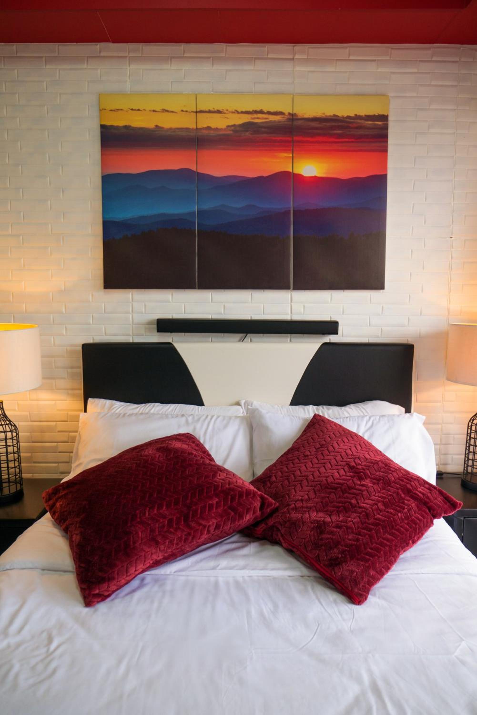 Suite with City View - Photo 16