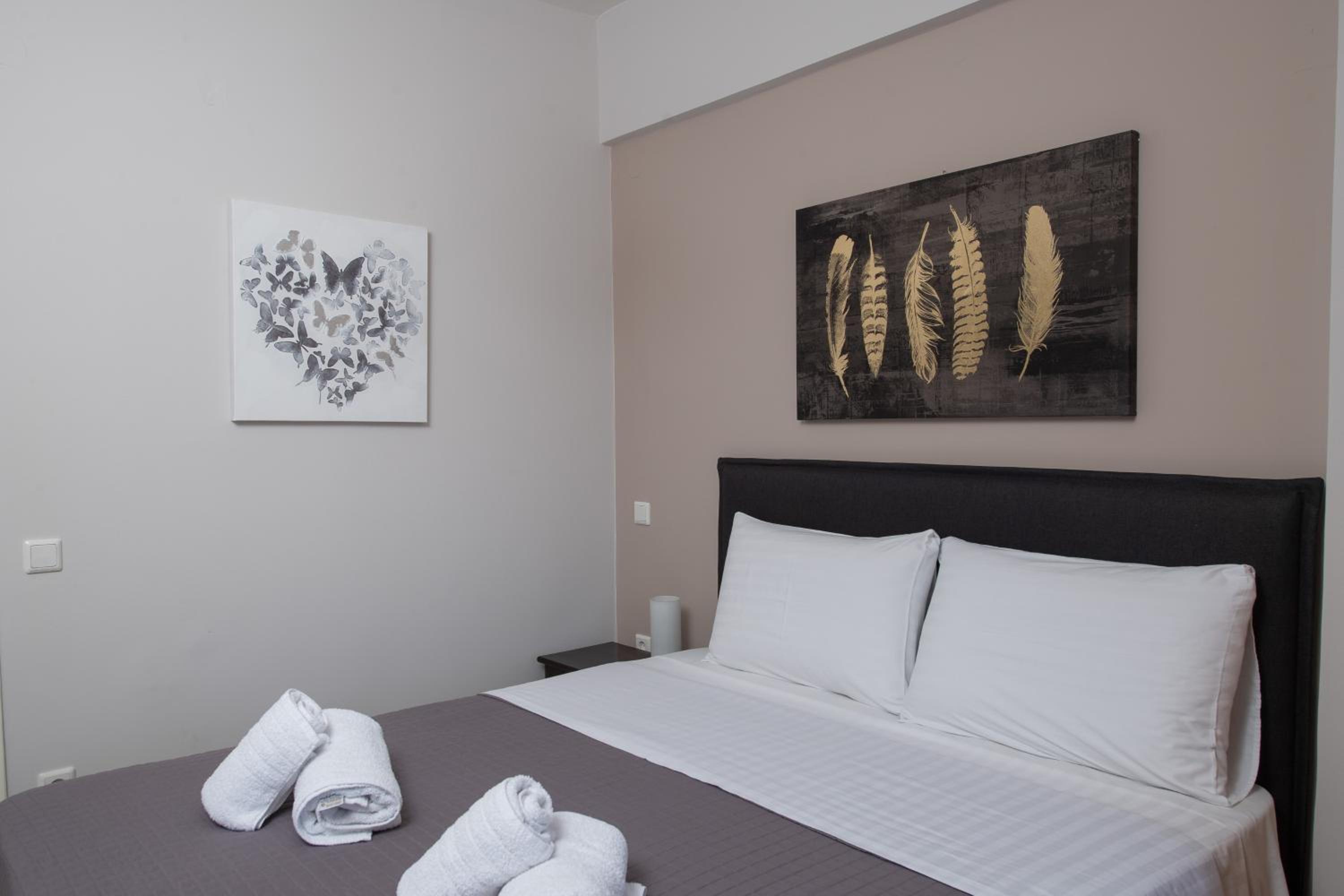 Two-Bedroom Apartment with Garden View - Photo 11