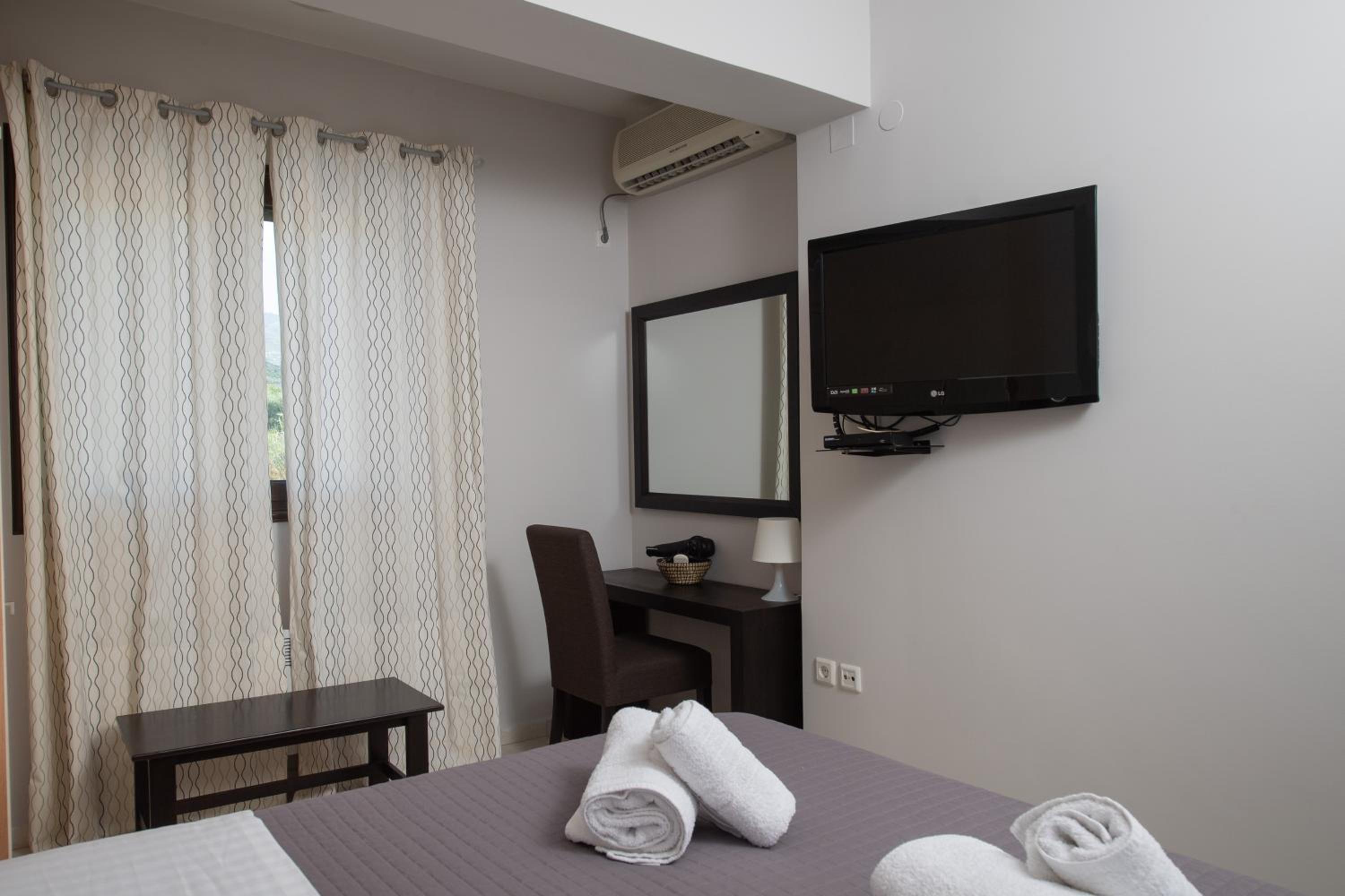 Two-Bedroom Apartment with Garden View - Photo 4