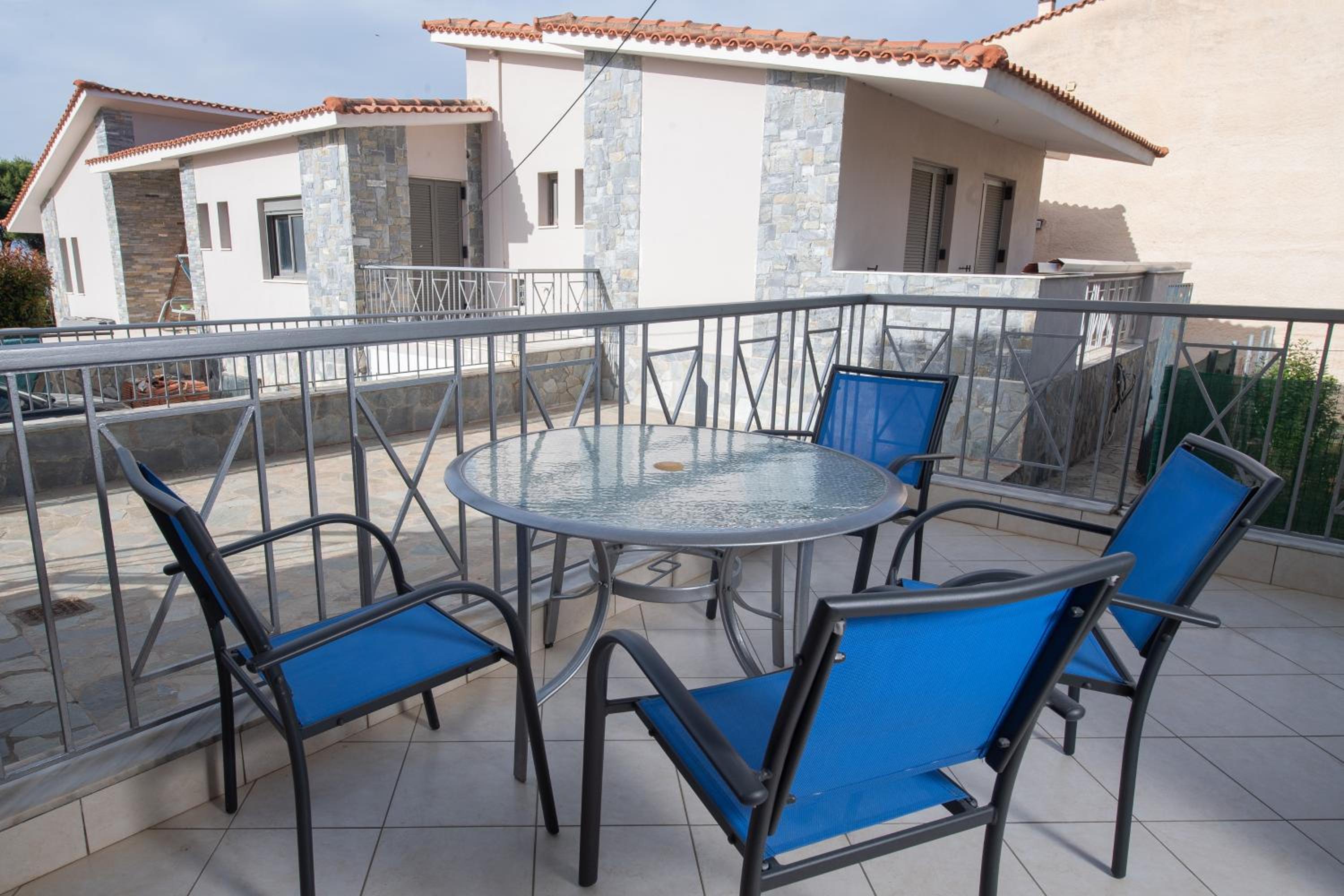 Two-Bedroom Apartment with Garden View - Photo 9