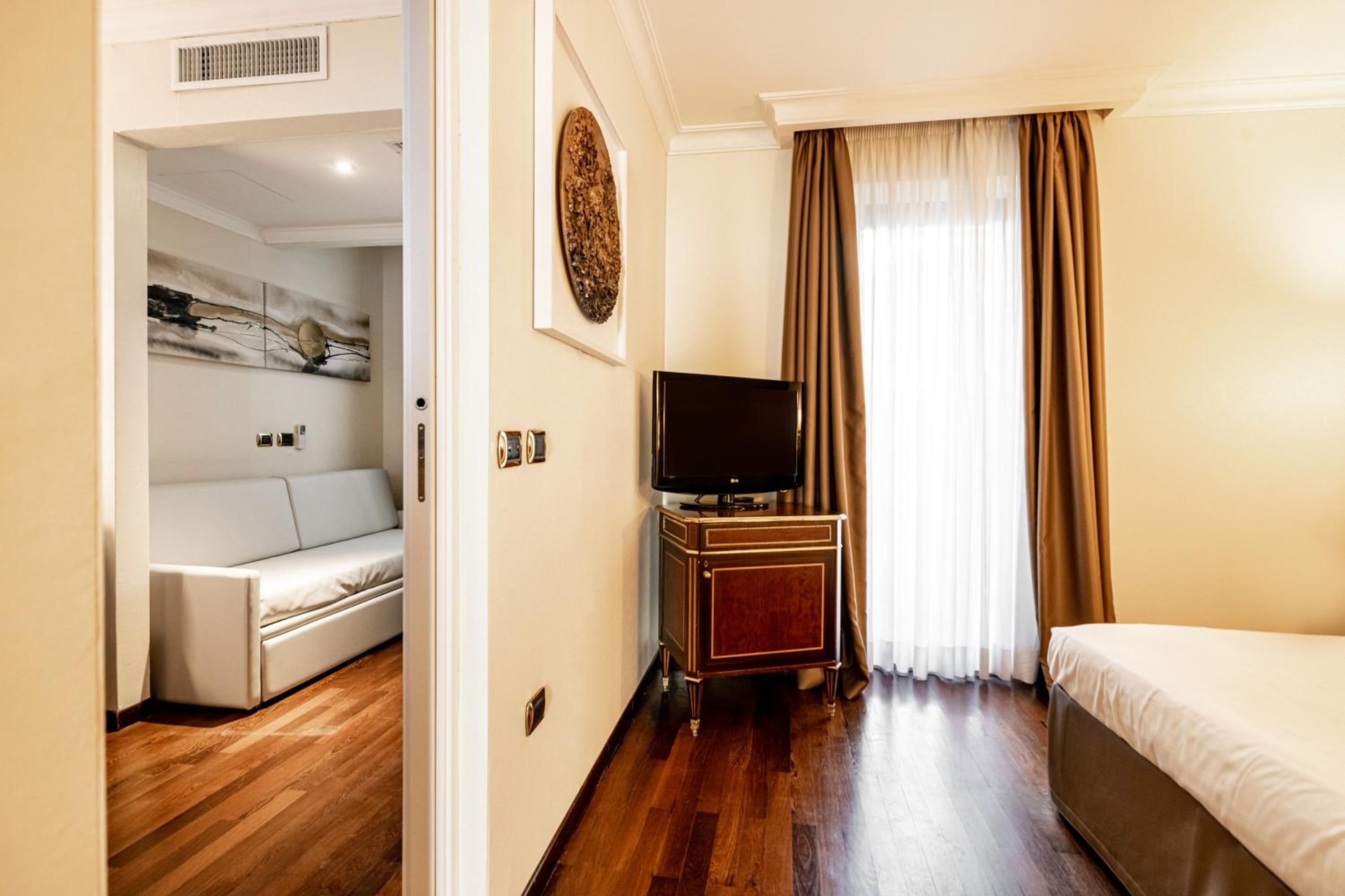 Three -Bedroom Family Suite photo 3