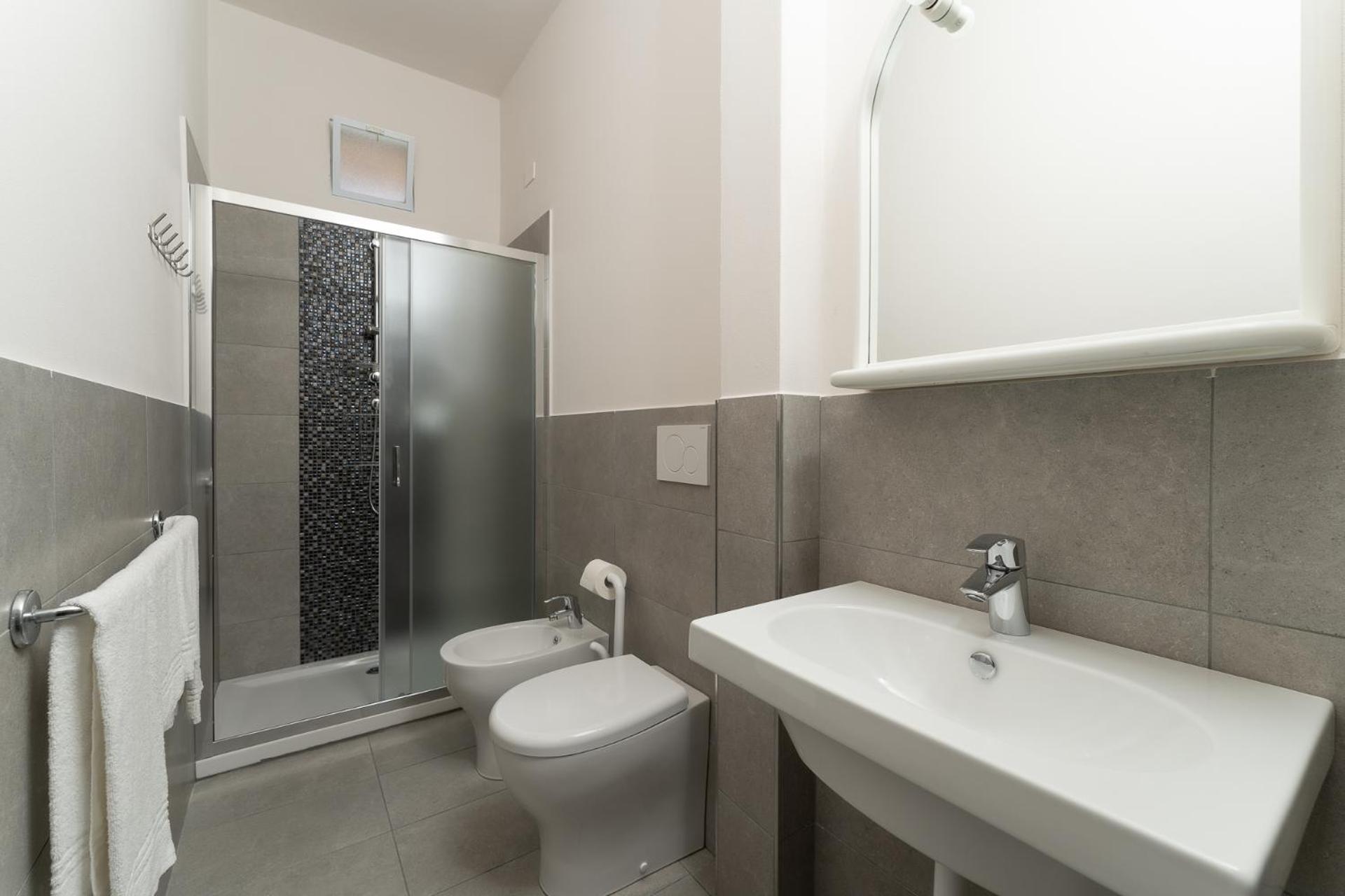 Quadruple Room with Balcony - Photo 6