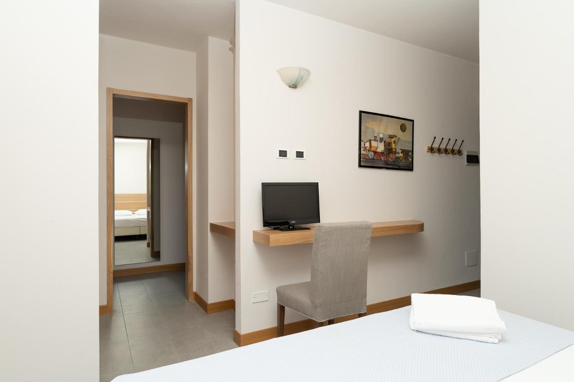 Quadruple Room with Balcony - Photo 3