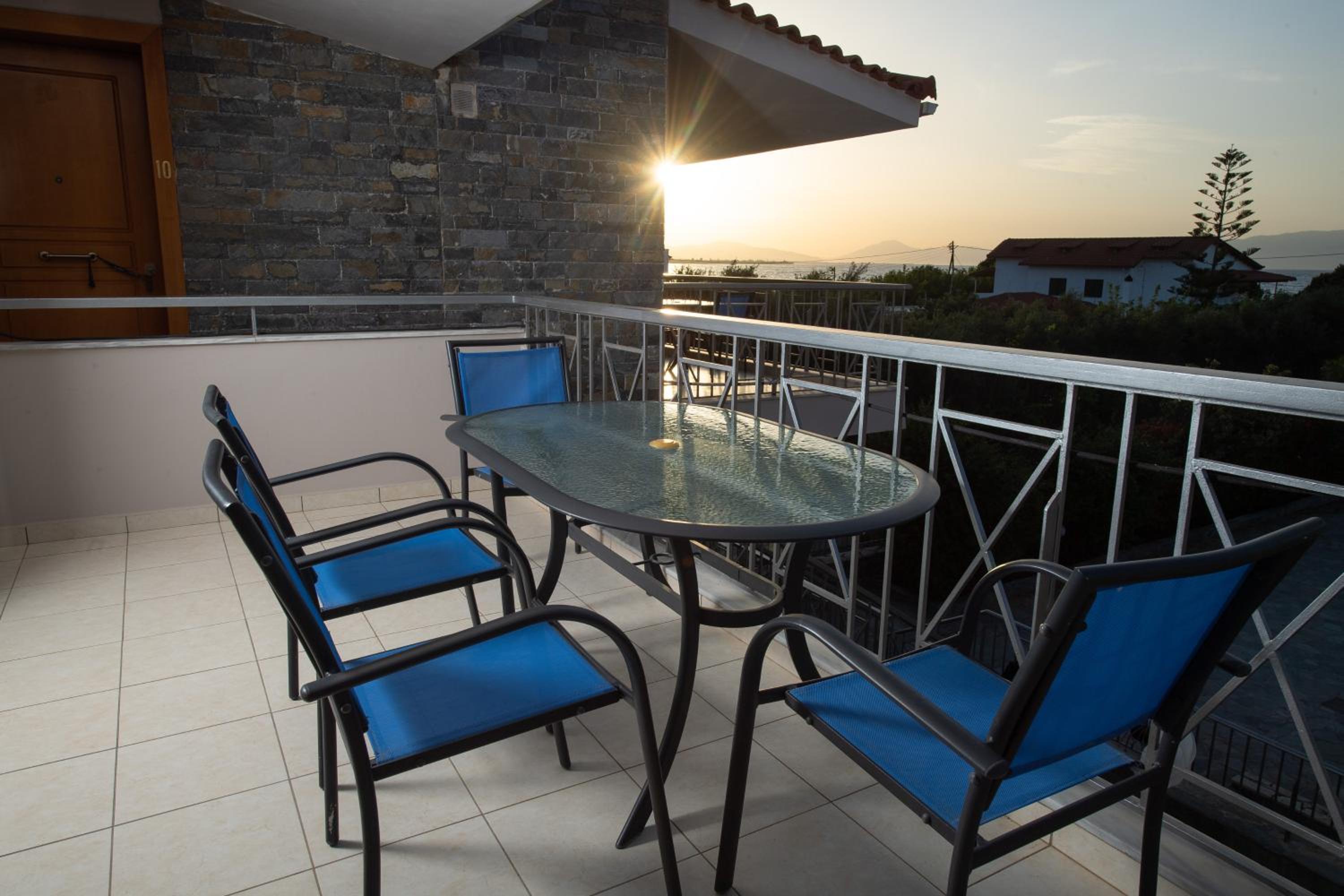 Two-Bedroom Apartment with Balcony and Partial Sea View photo 2