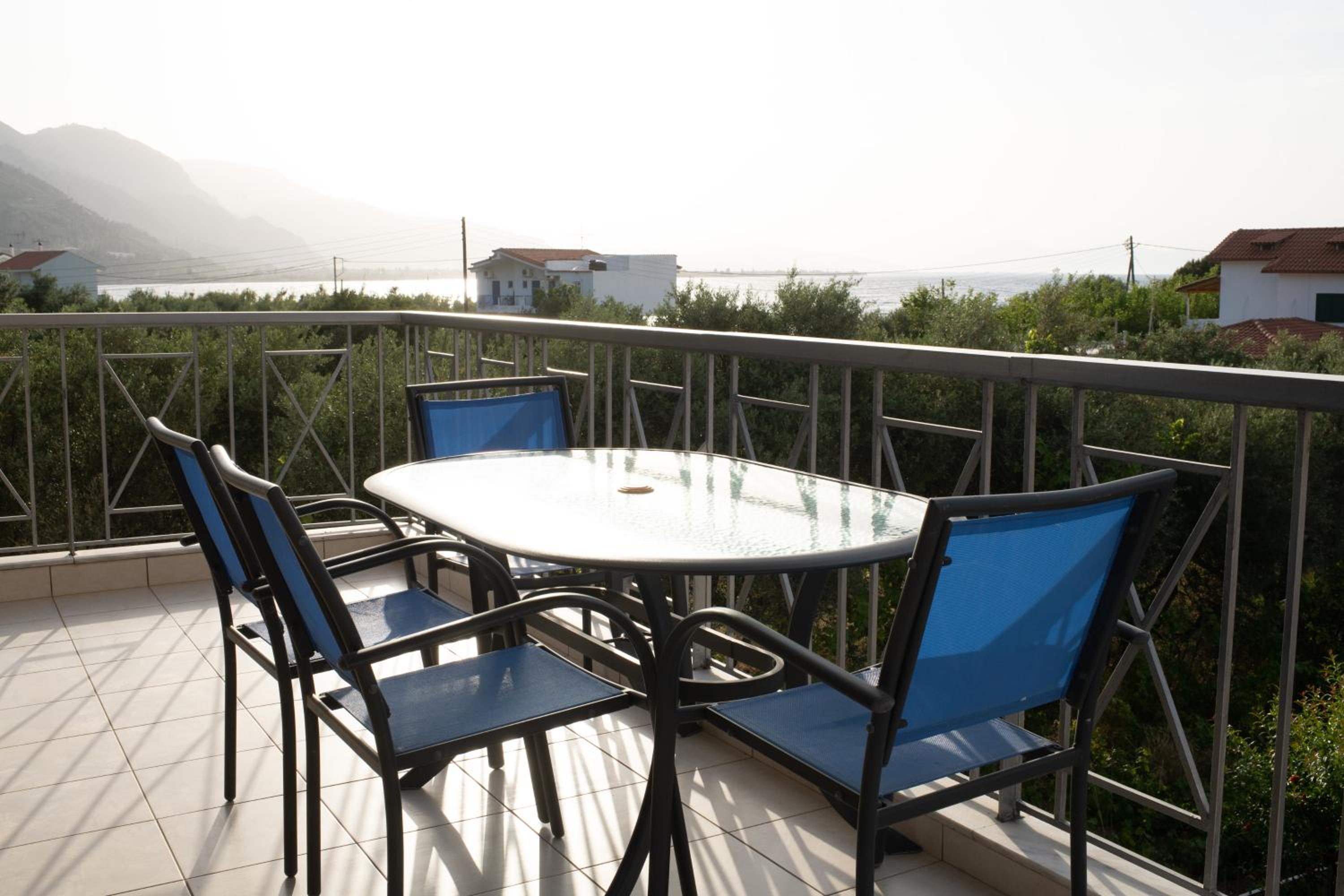 Two-Bedroom Apartment with Balcony and Partial Sea View - Photo 3