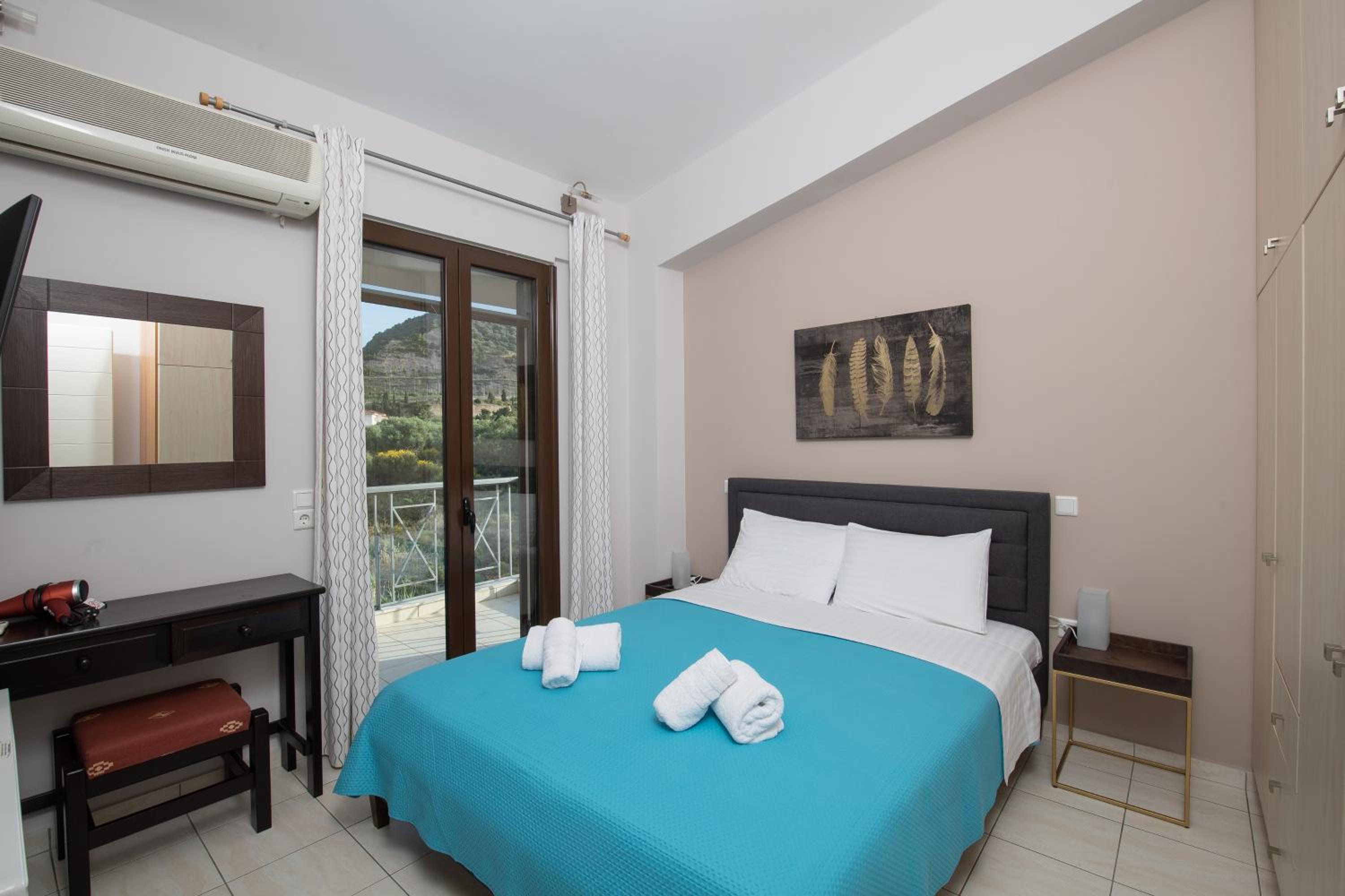 Two-Bedroom Apartment with Balcony and Partial Sea View - Photo 4
