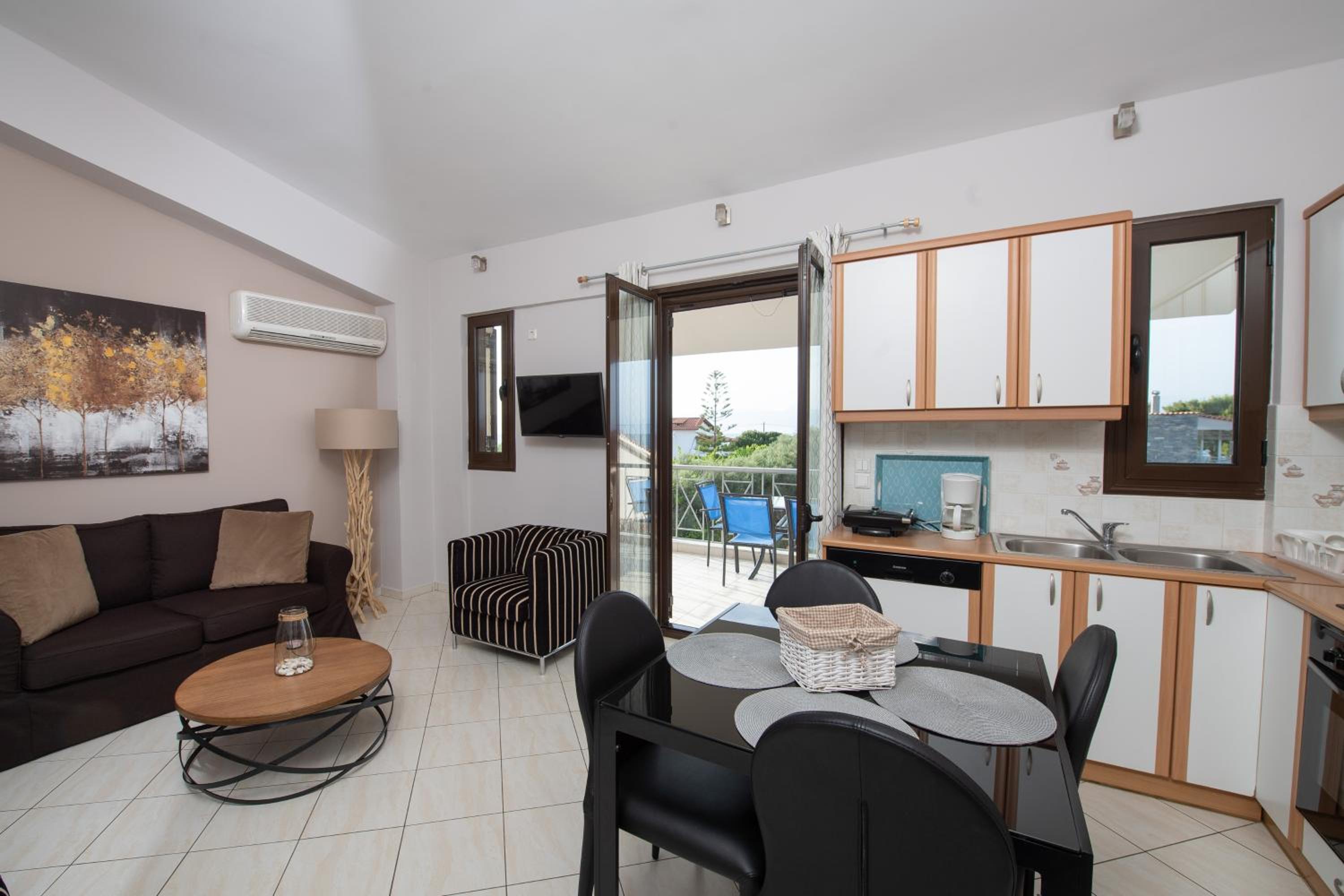 Two-Bedroom Apartment with Balcony and Partial Sea View - Photo 5