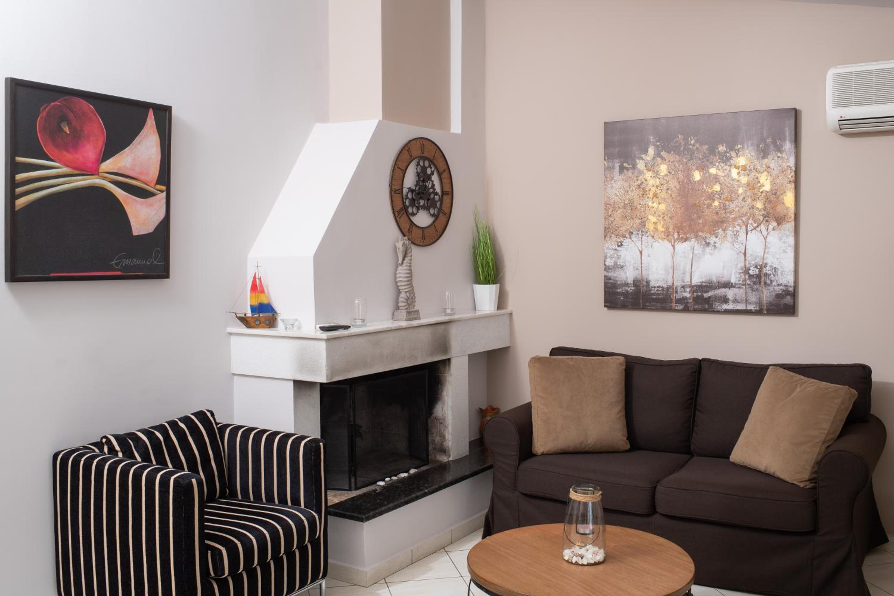 Two-Bedroom Apartment with Balcony and Partial Sea View - Photo 8