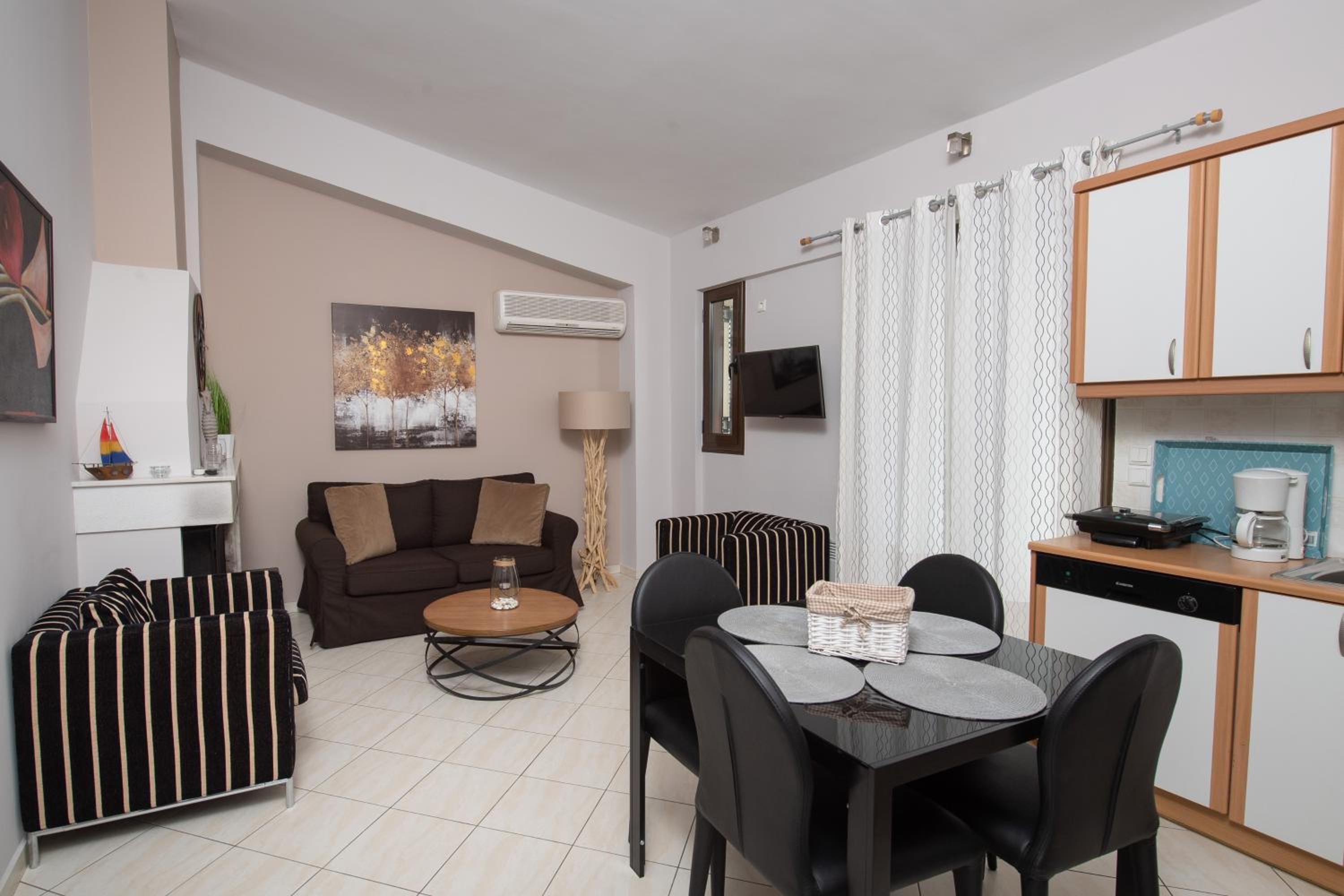 Two-Bedroom Apartment with Balcony and Partial Sea View - Photo 9