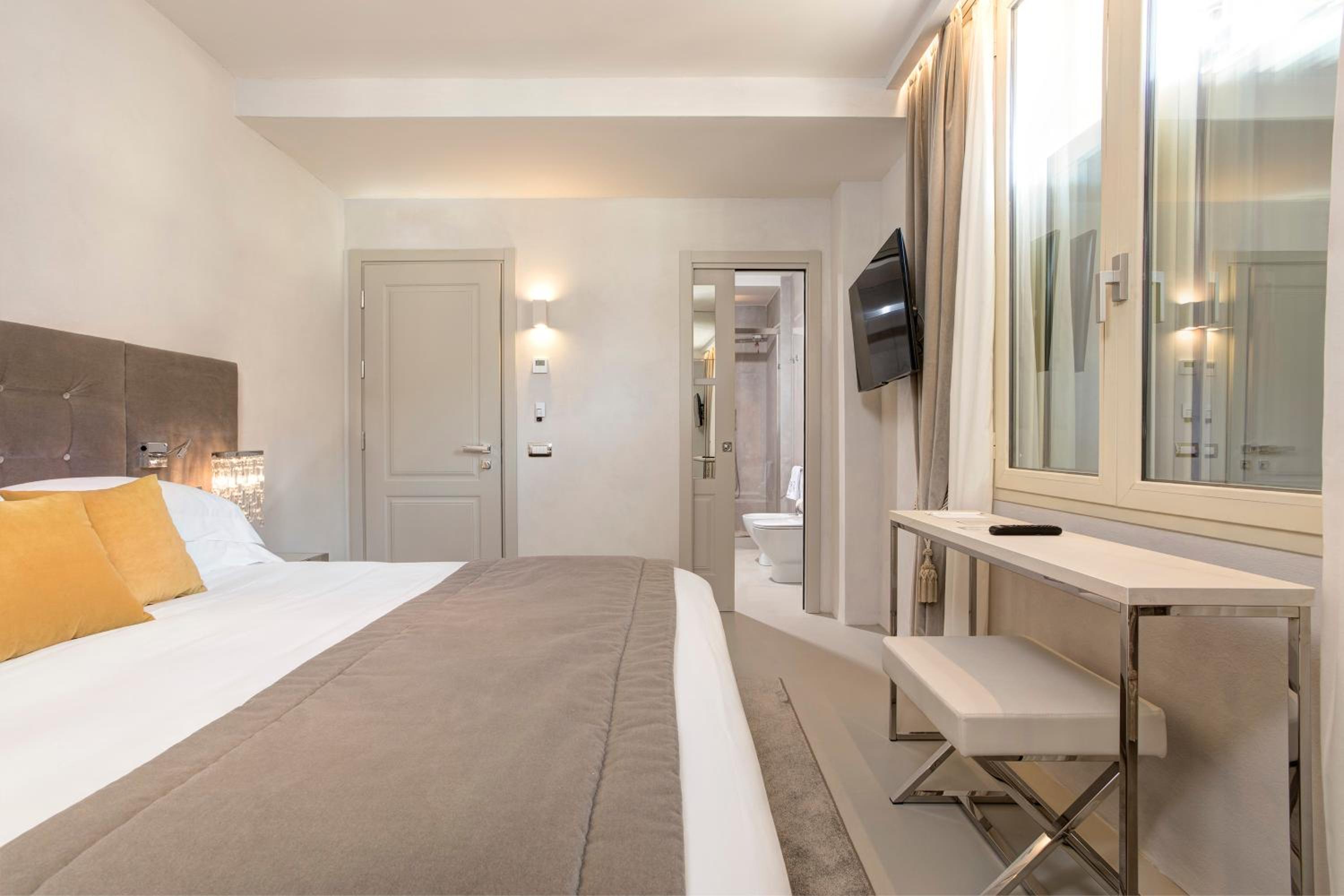 Superior Double Room thumbnail 5