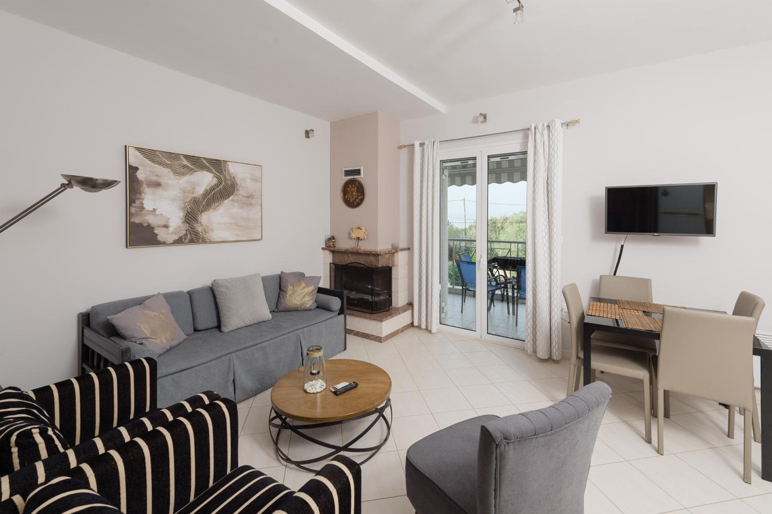 One-Bedroom Apartment with Balcony and Sea View photo 2