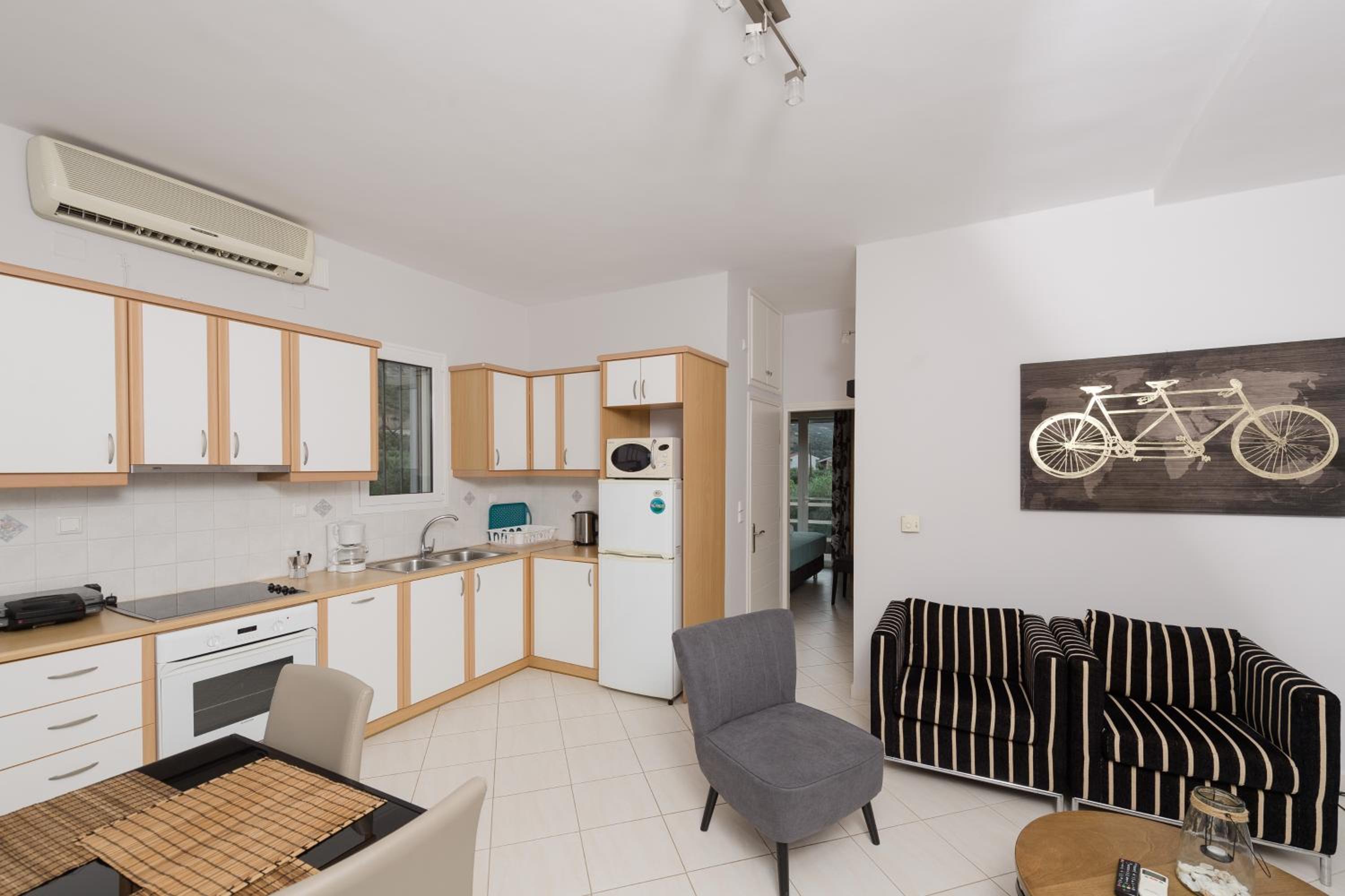 One-Bedroom Apartment with Balcony and Sea View photo 3