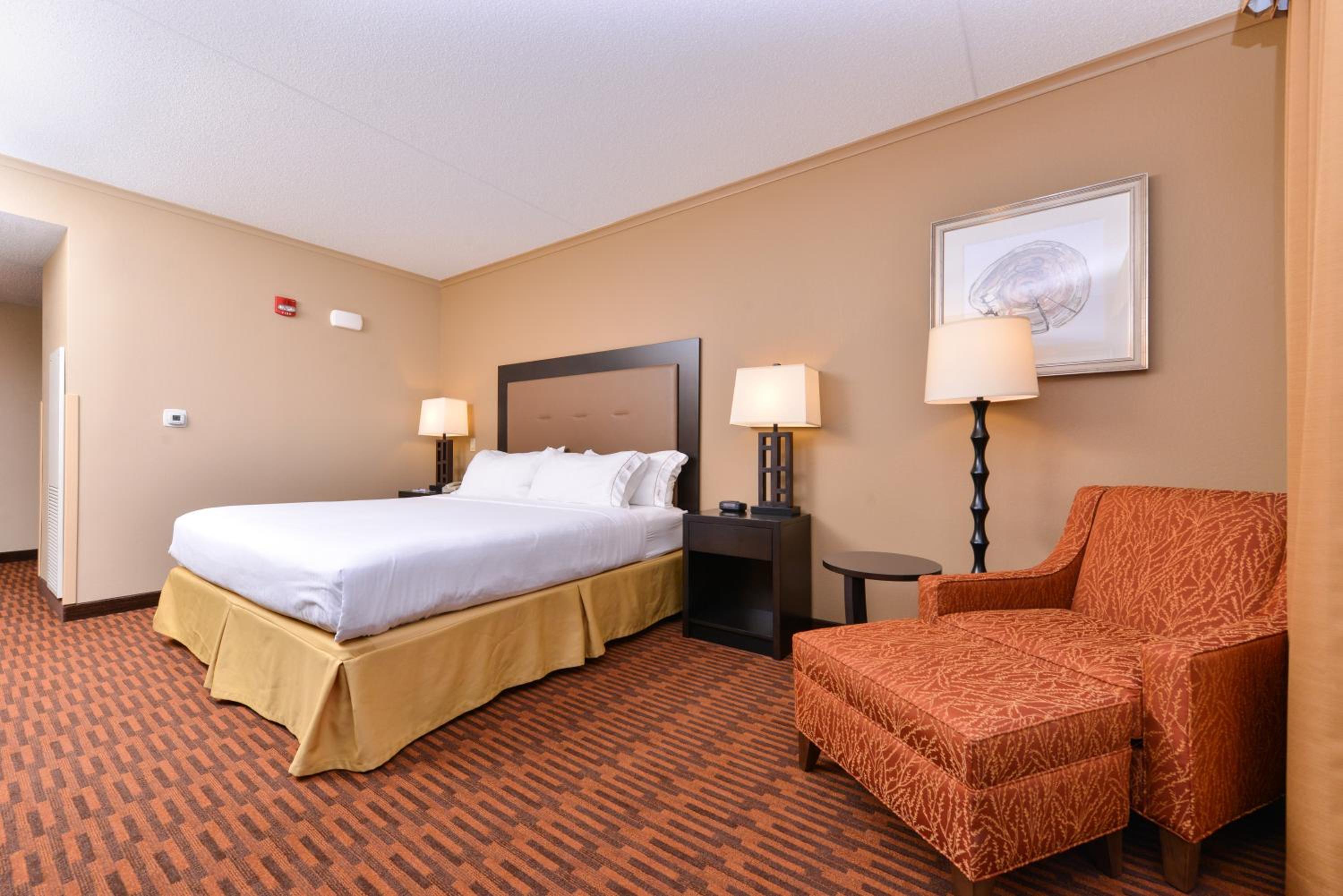 Standard King Room with Walk-In Shower - Photo 4