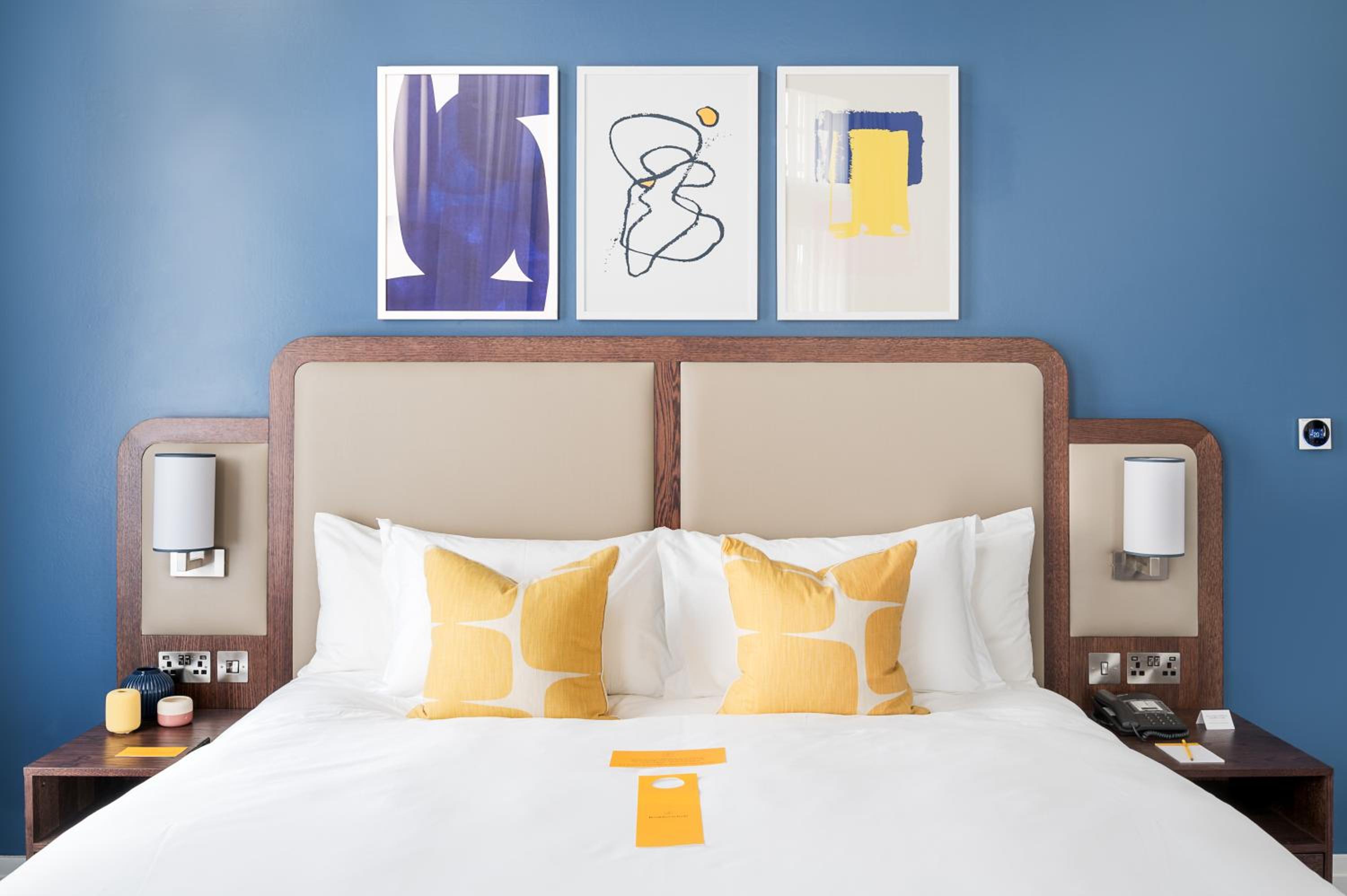 Premium King Room - Photo 8