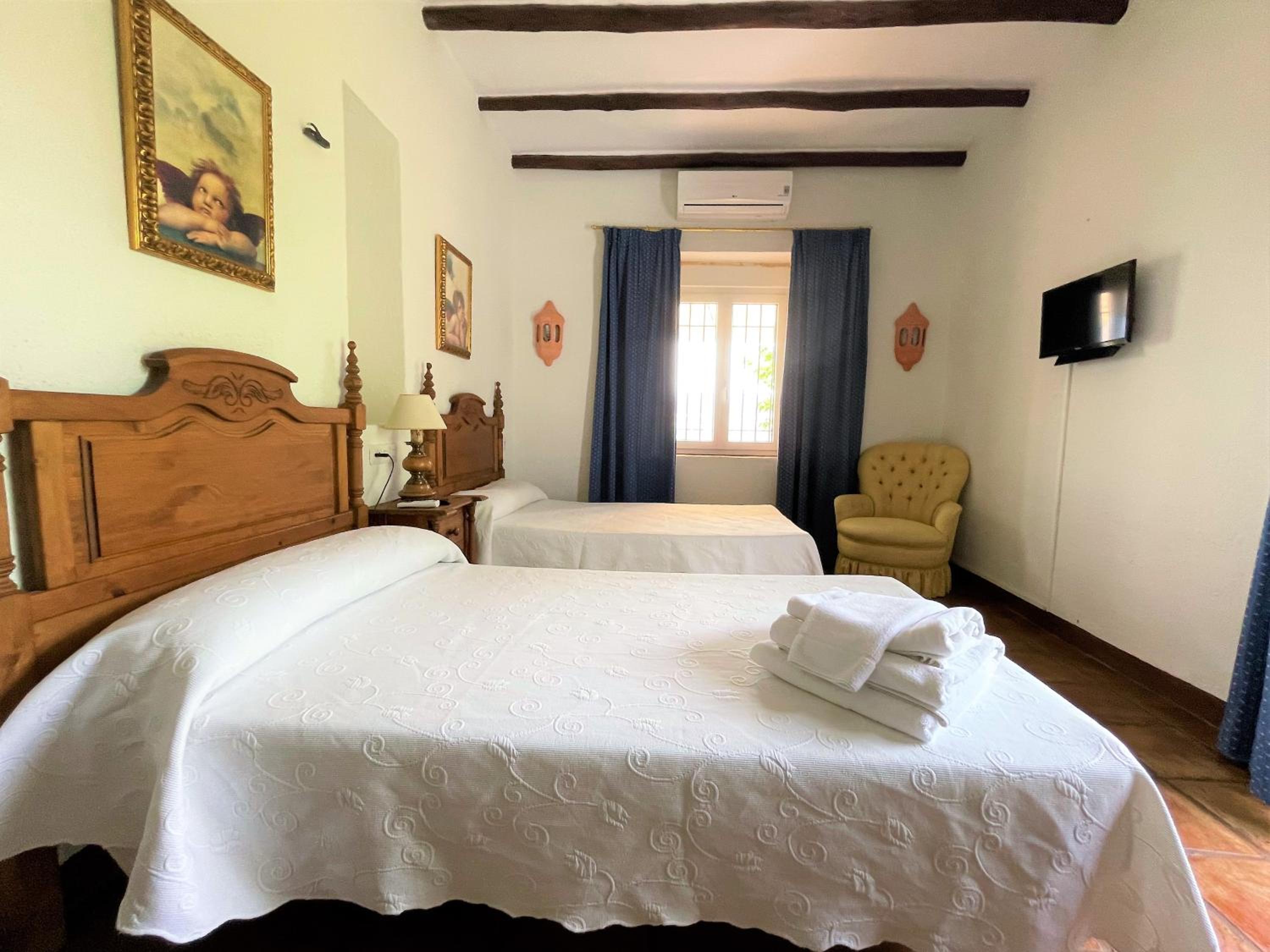 Twin Room with Private Bathroom - Photo 7