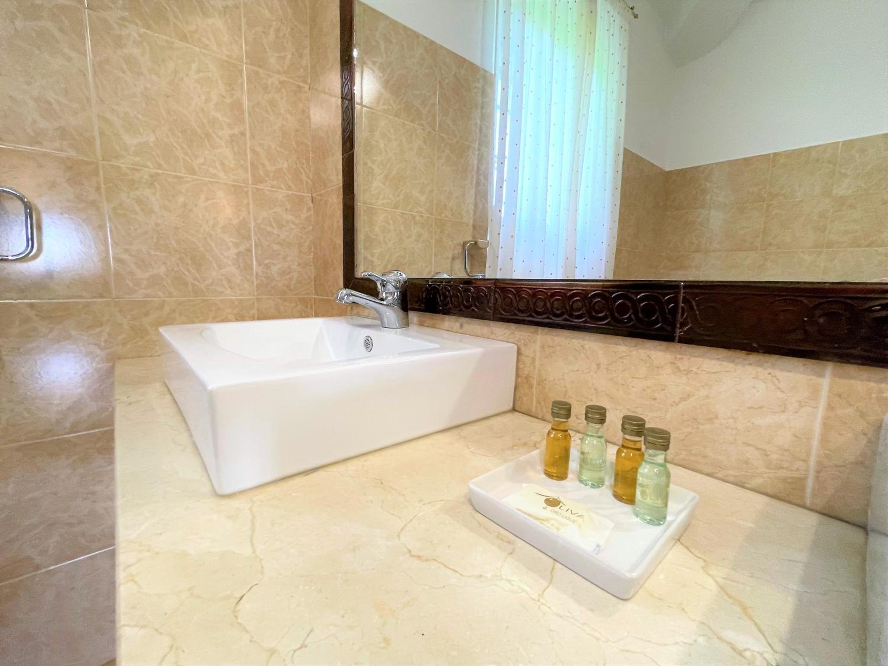 Twin Room with Private Bathroom - Photo 8
