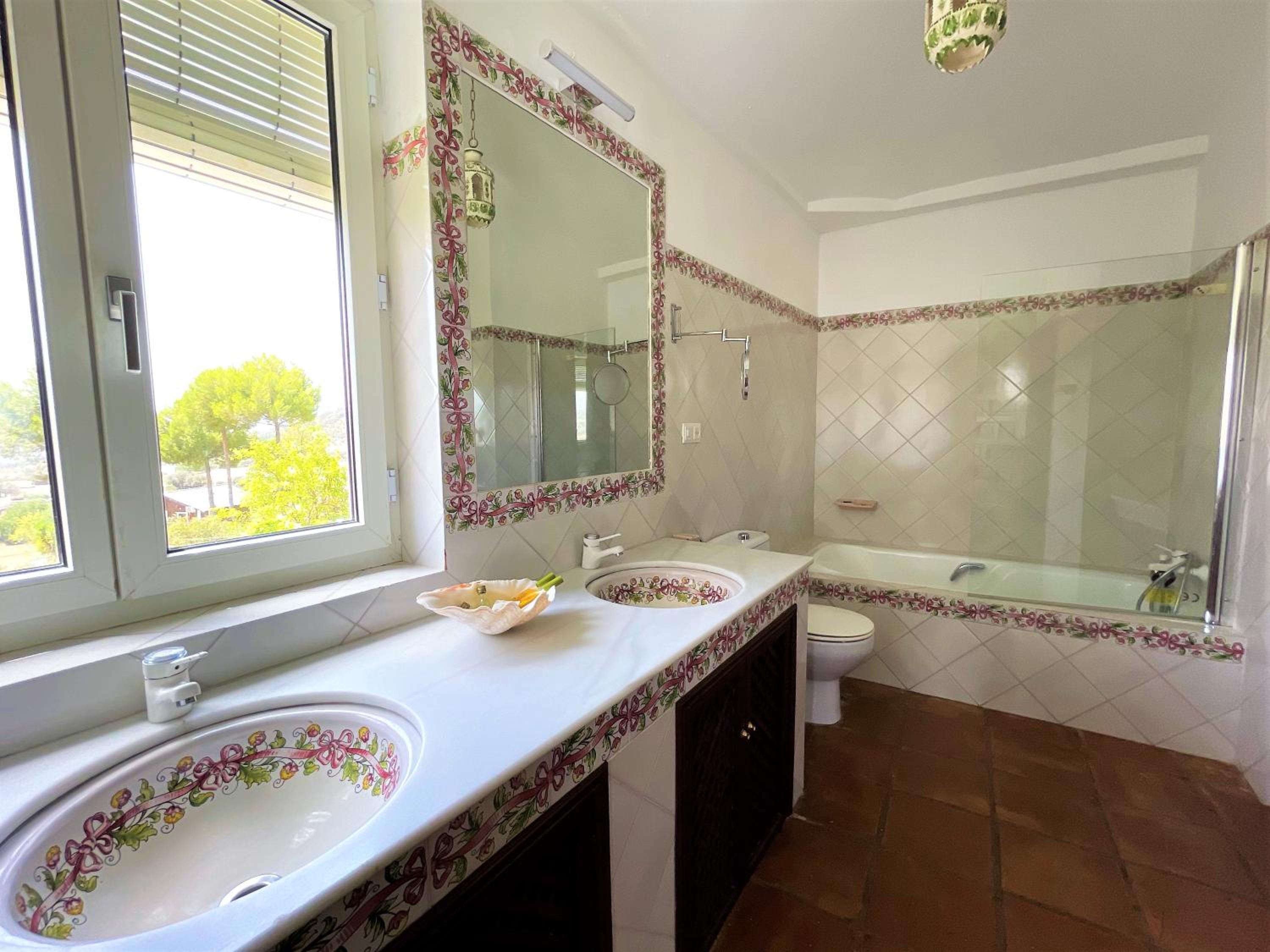Double Room with Private Bathroom - Photo 14