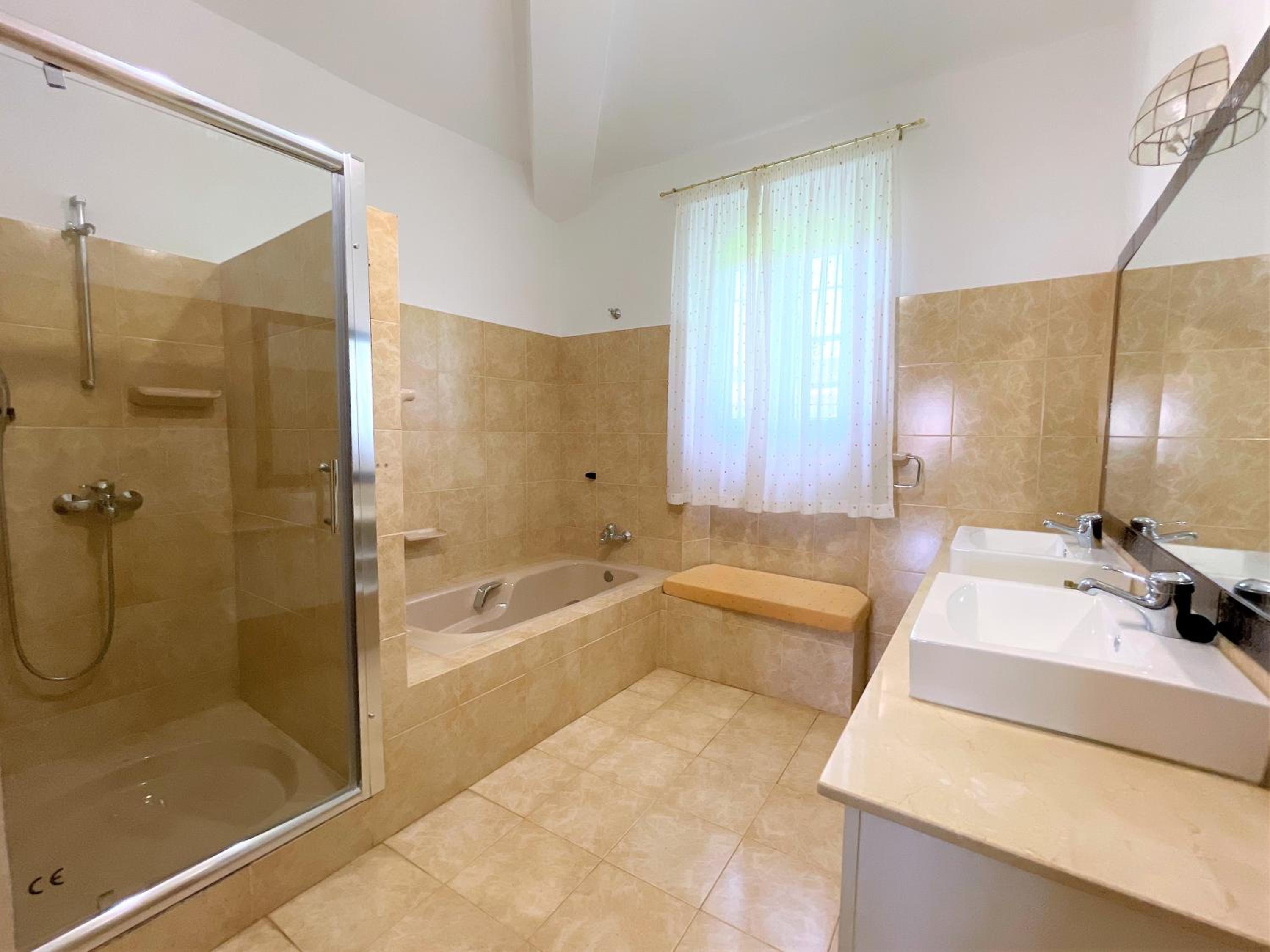Twin Room with Private Bathroom - Photo 10