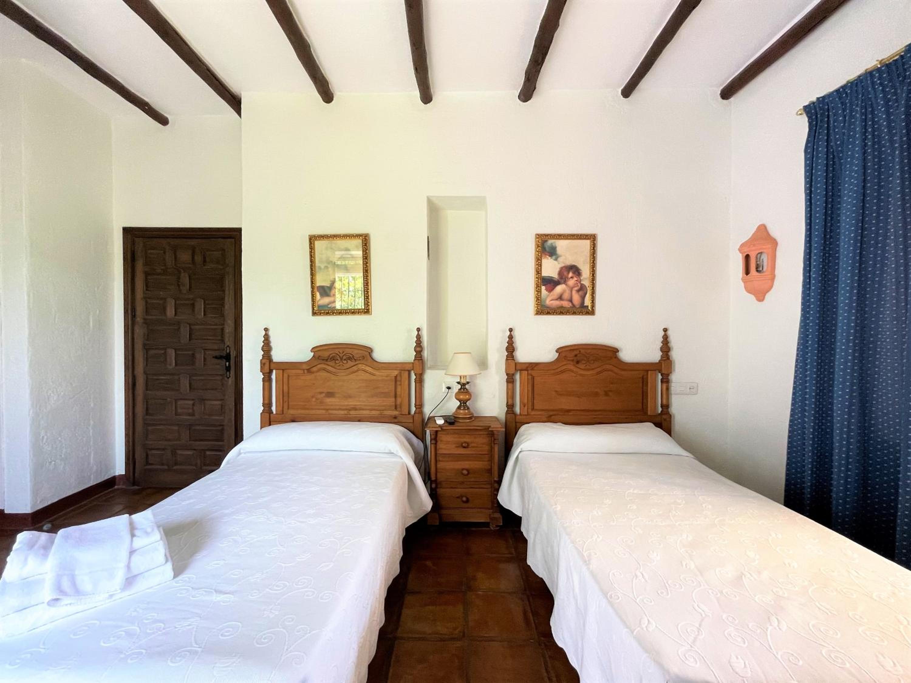 Twin Room with Private Bathroom - Photo 11