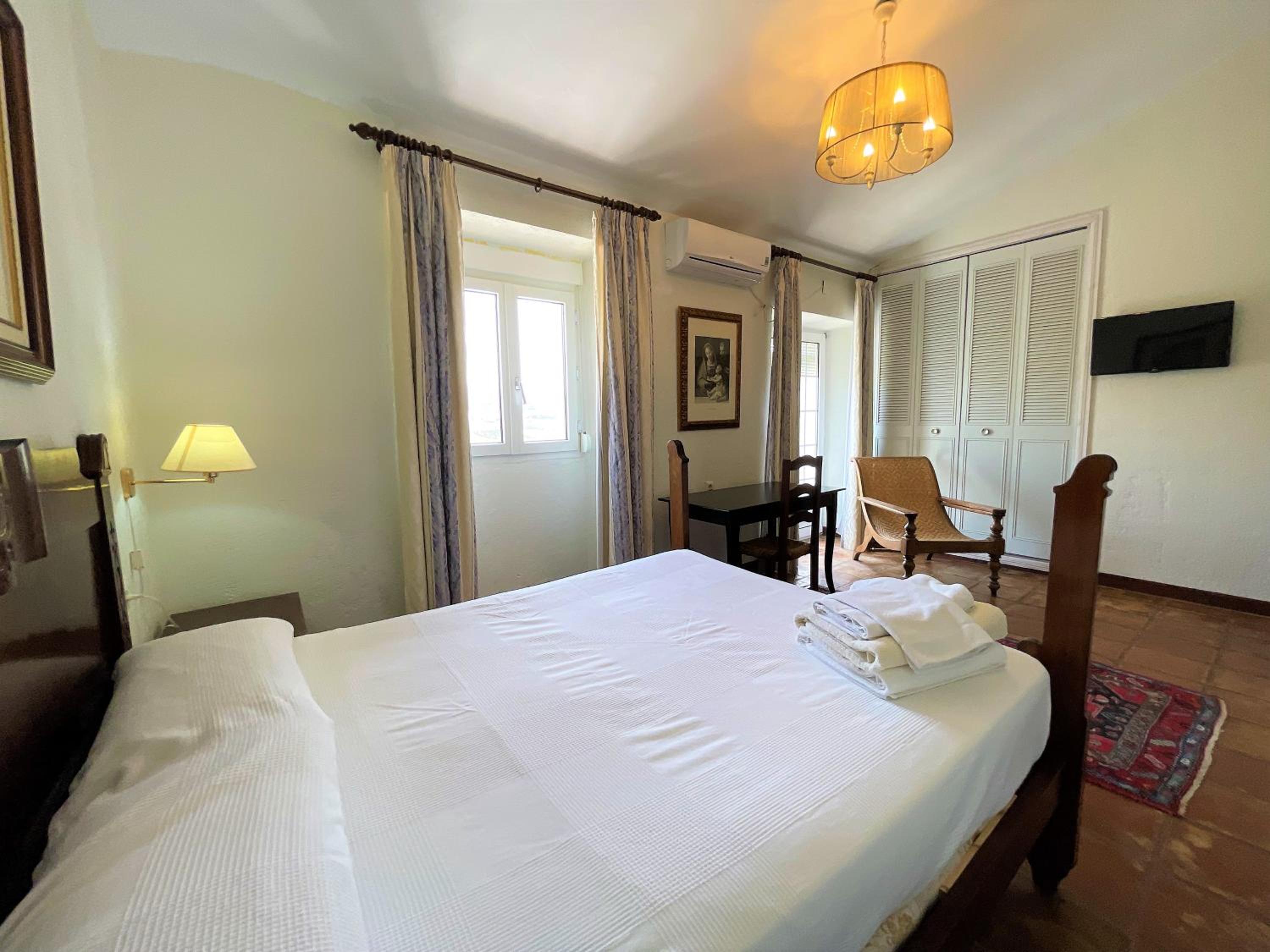 Double Room with Private Bathroom - Photo 2