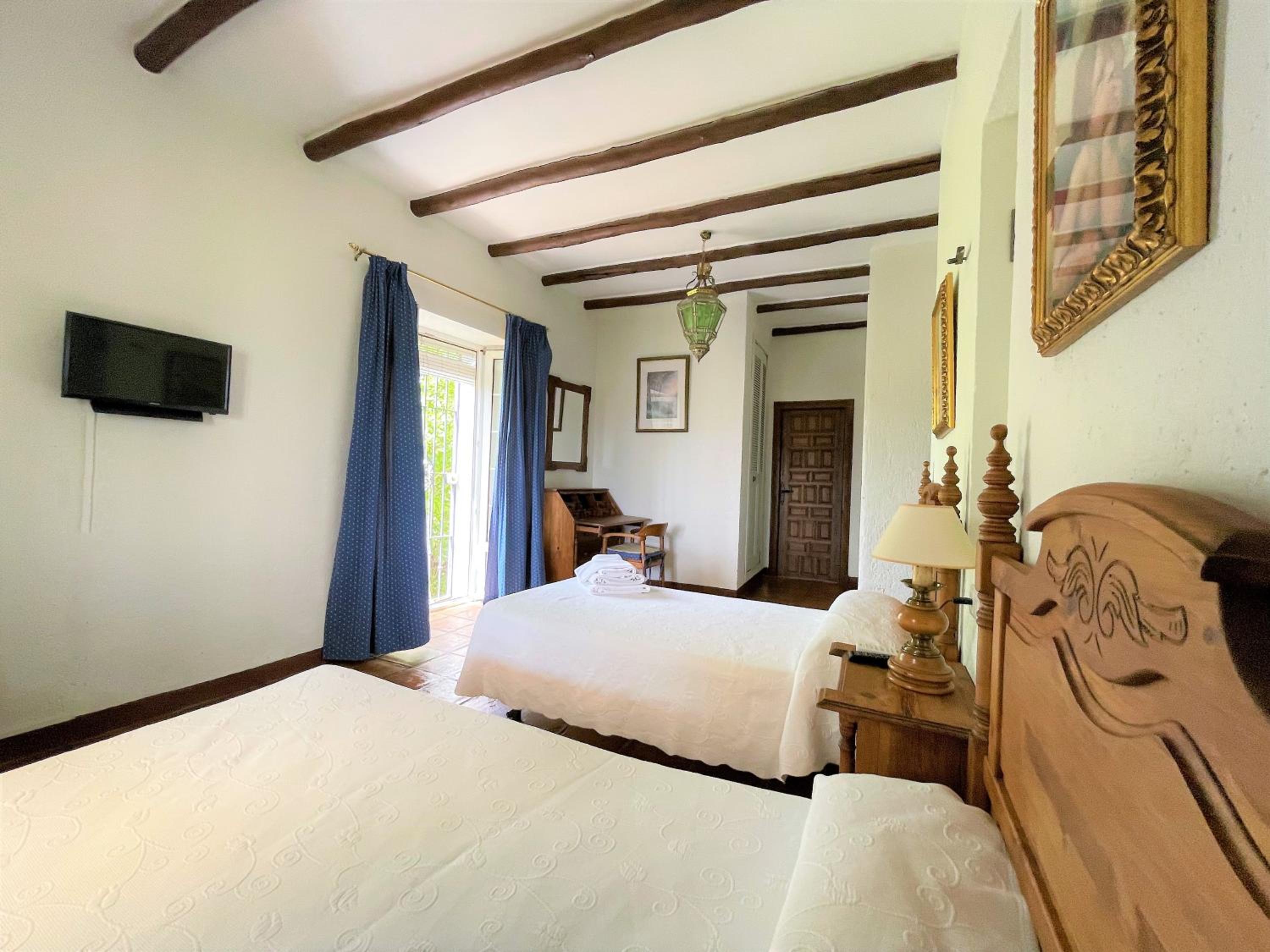 Twin Room with Private Bathroom - Photo 2