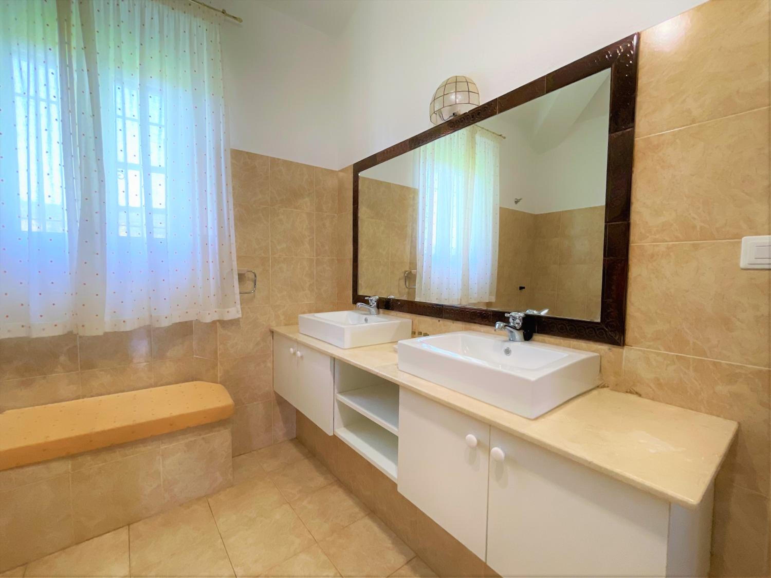 Twin Room with Private Bathroom - Photo 3