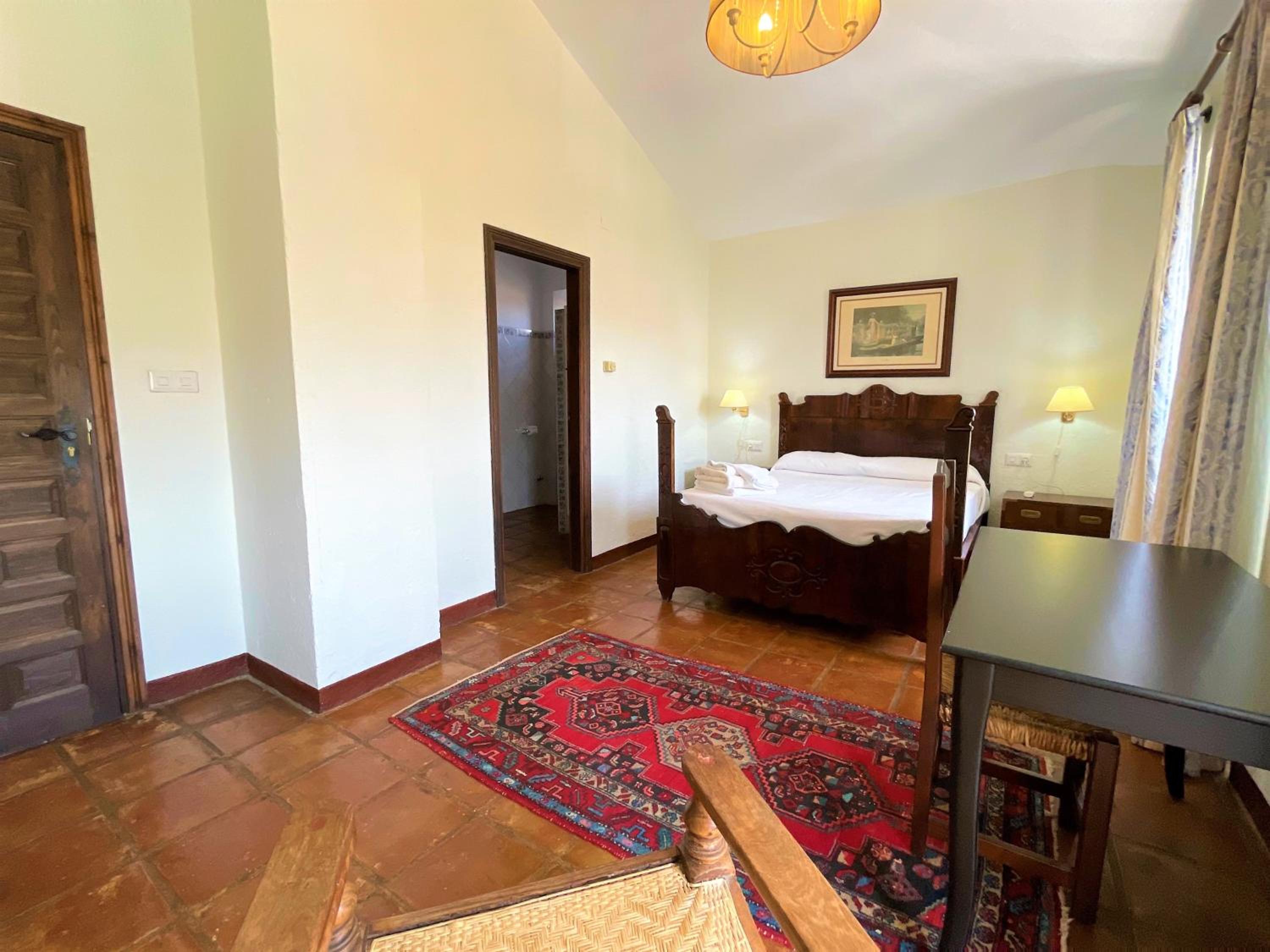 Double Room with Private Bathroom - Photo 3
