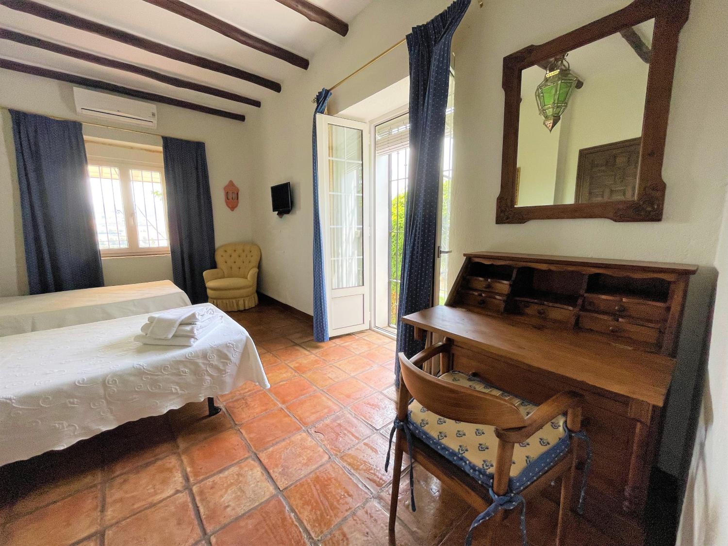 Twin Room with Private Bathroom - Photo 6