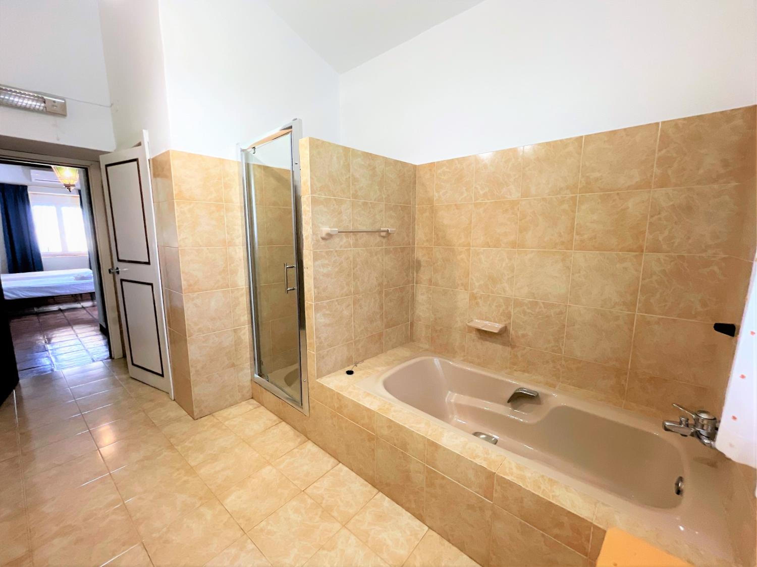Twin Room with Private Bathroom - Photo 4