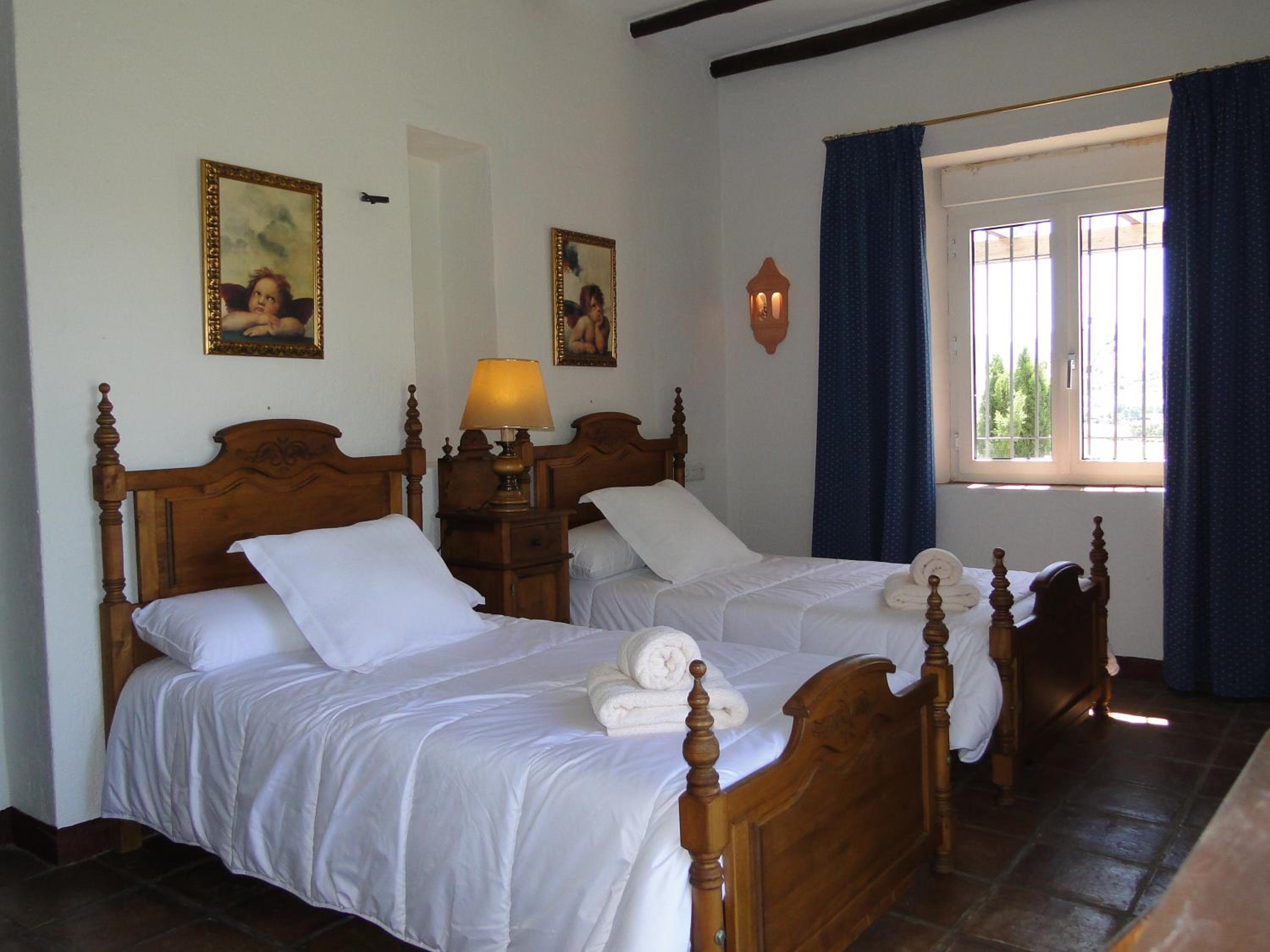 Twin Room with Private Bathroom - Photo 5