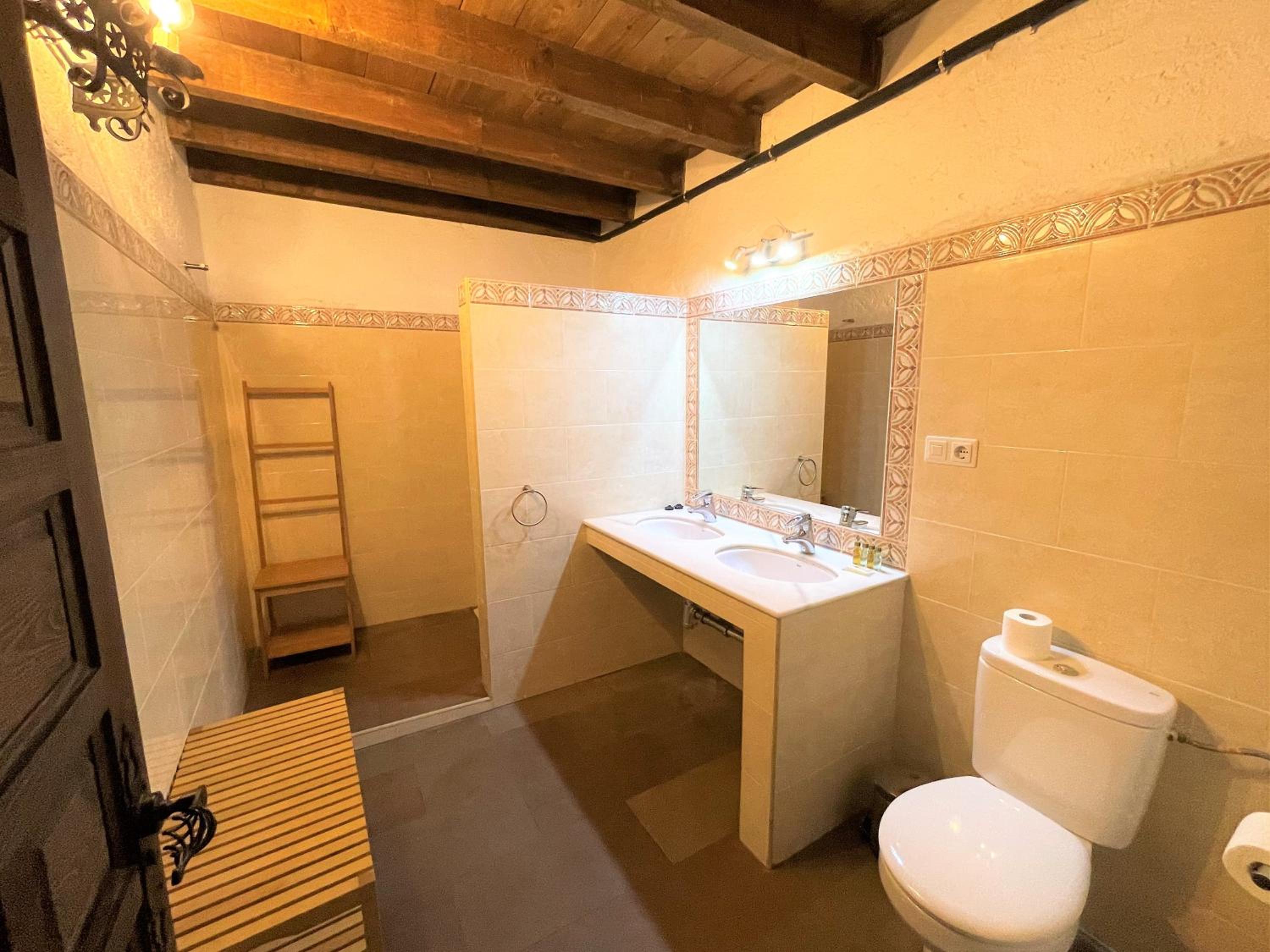 Double Room with Private Bathroom - Photo 8
