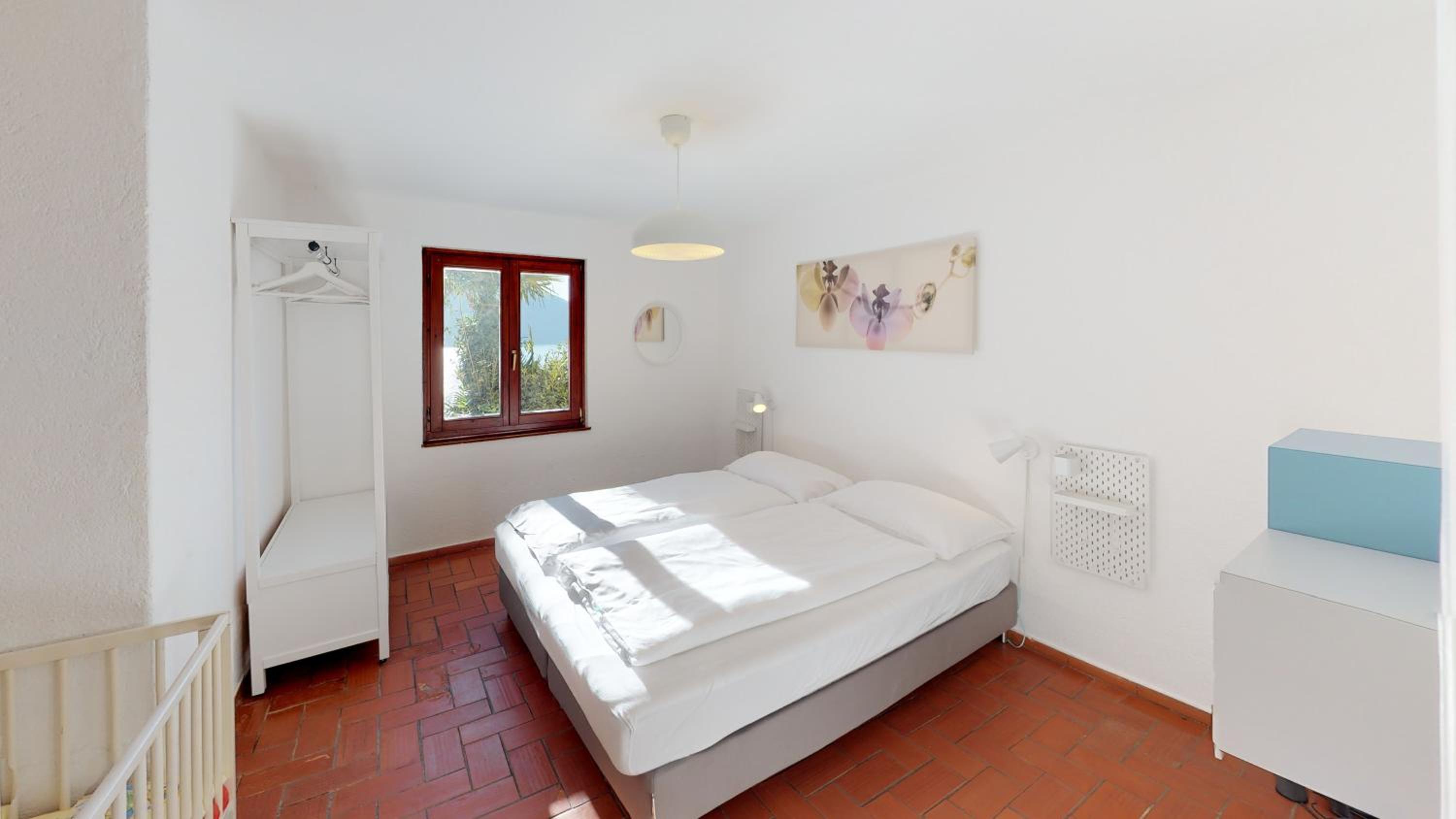 Classic Three-Bedroom Apartment photo 2
