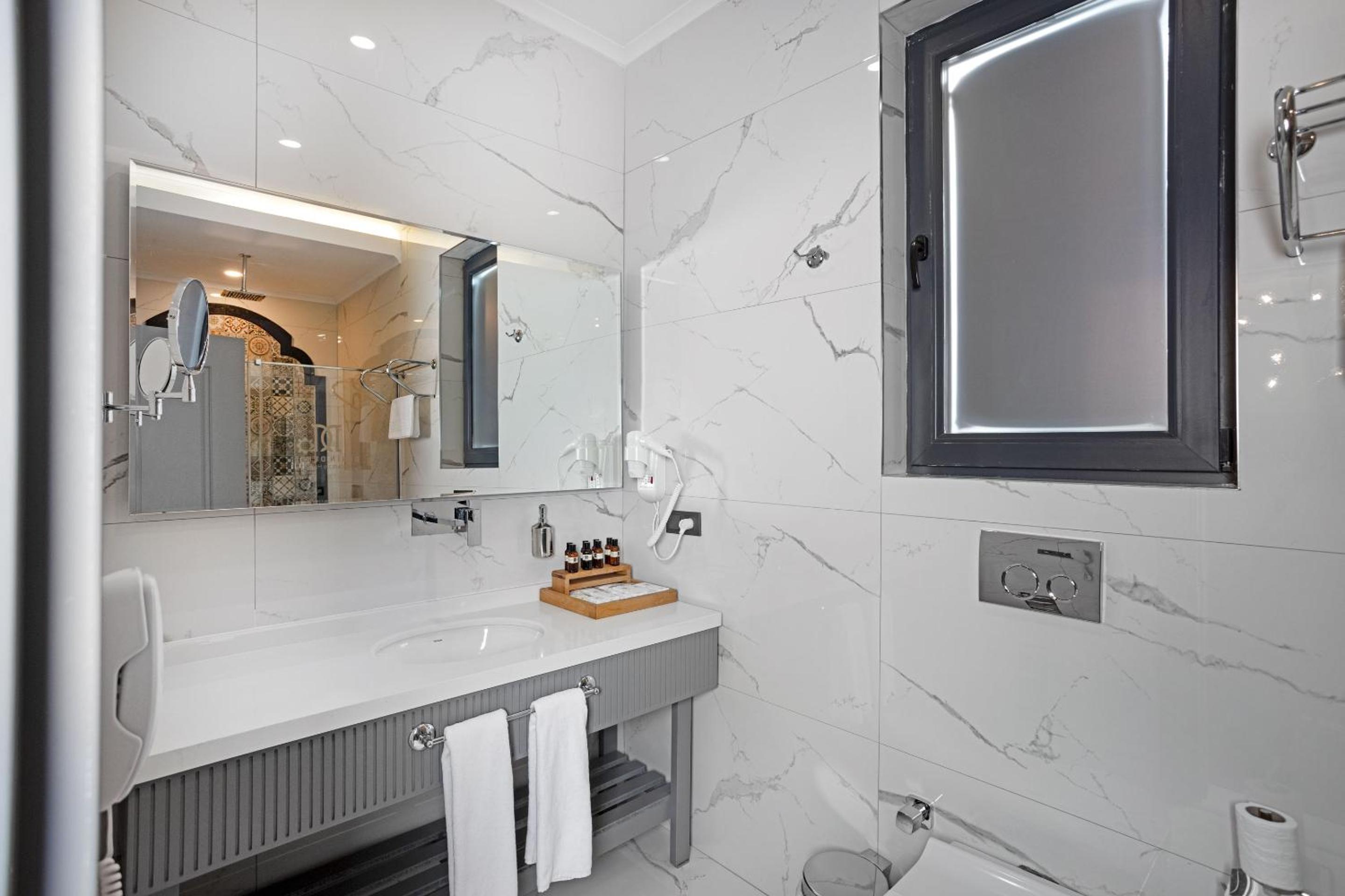 Deluxe Double Room (2 Adults + 1 Child) photo 2