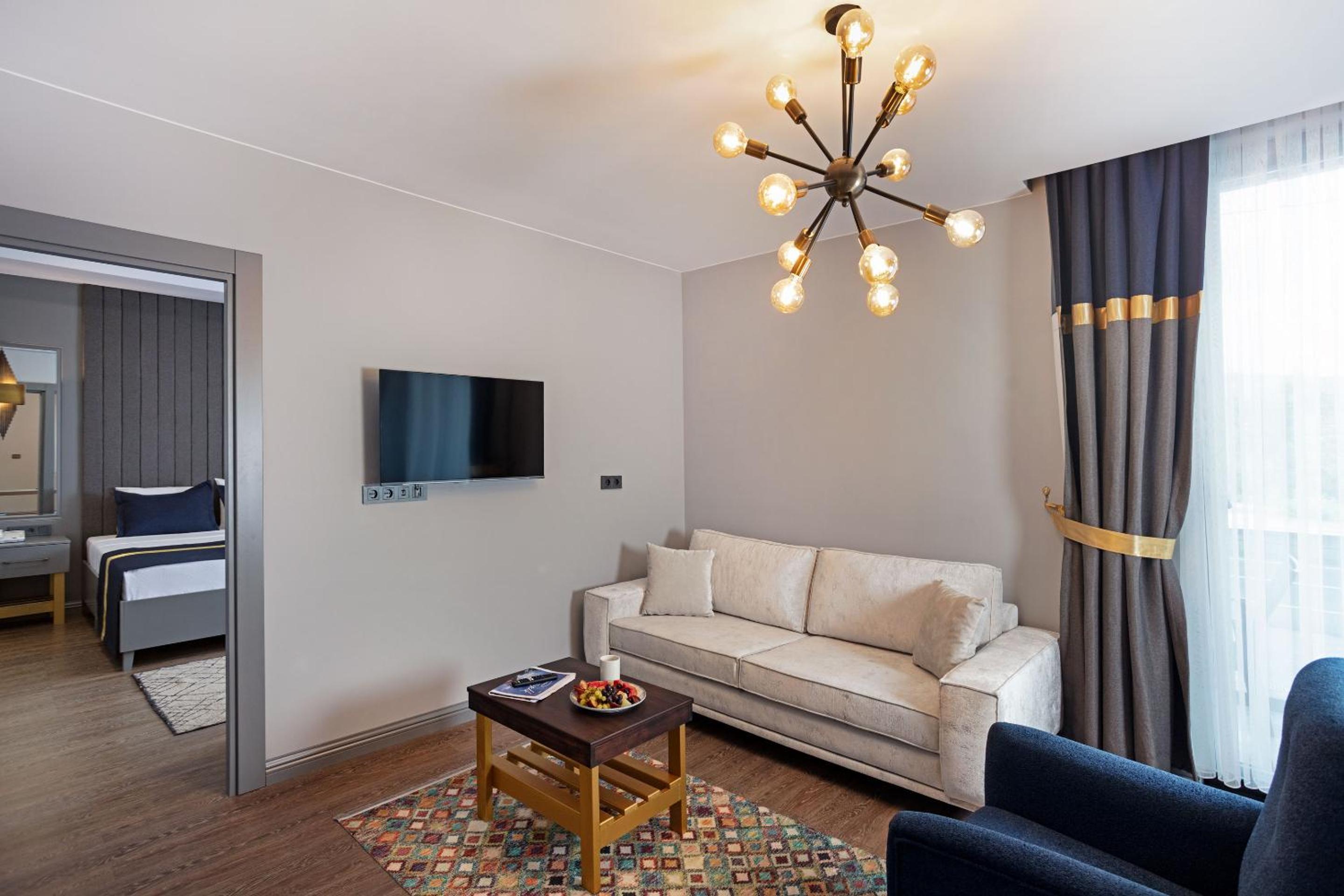 Deluxe Double Room (2 Adults + 1 Child) photo 1