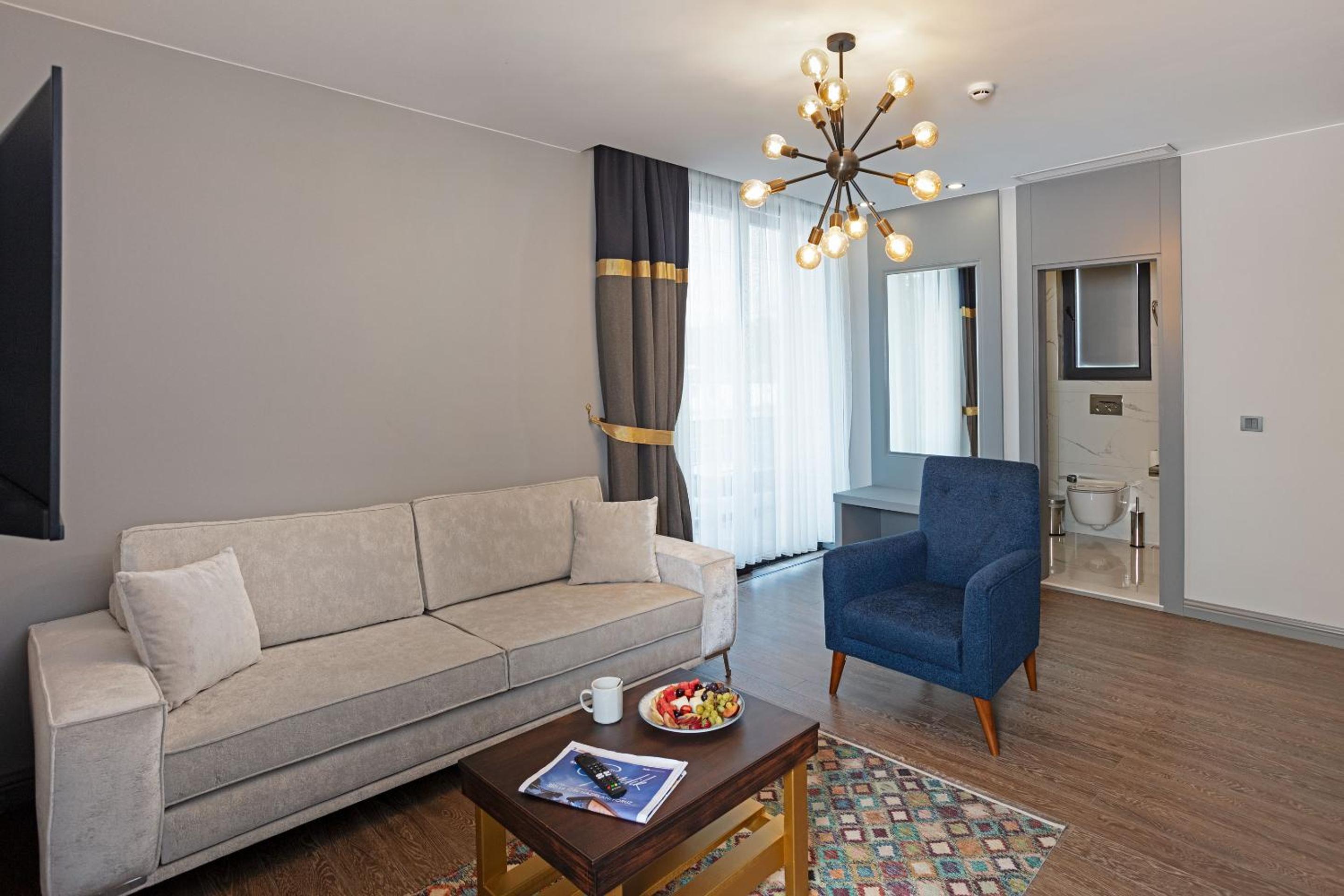 Deluxe Double Room (2 Adults + 1 Child) photo 3