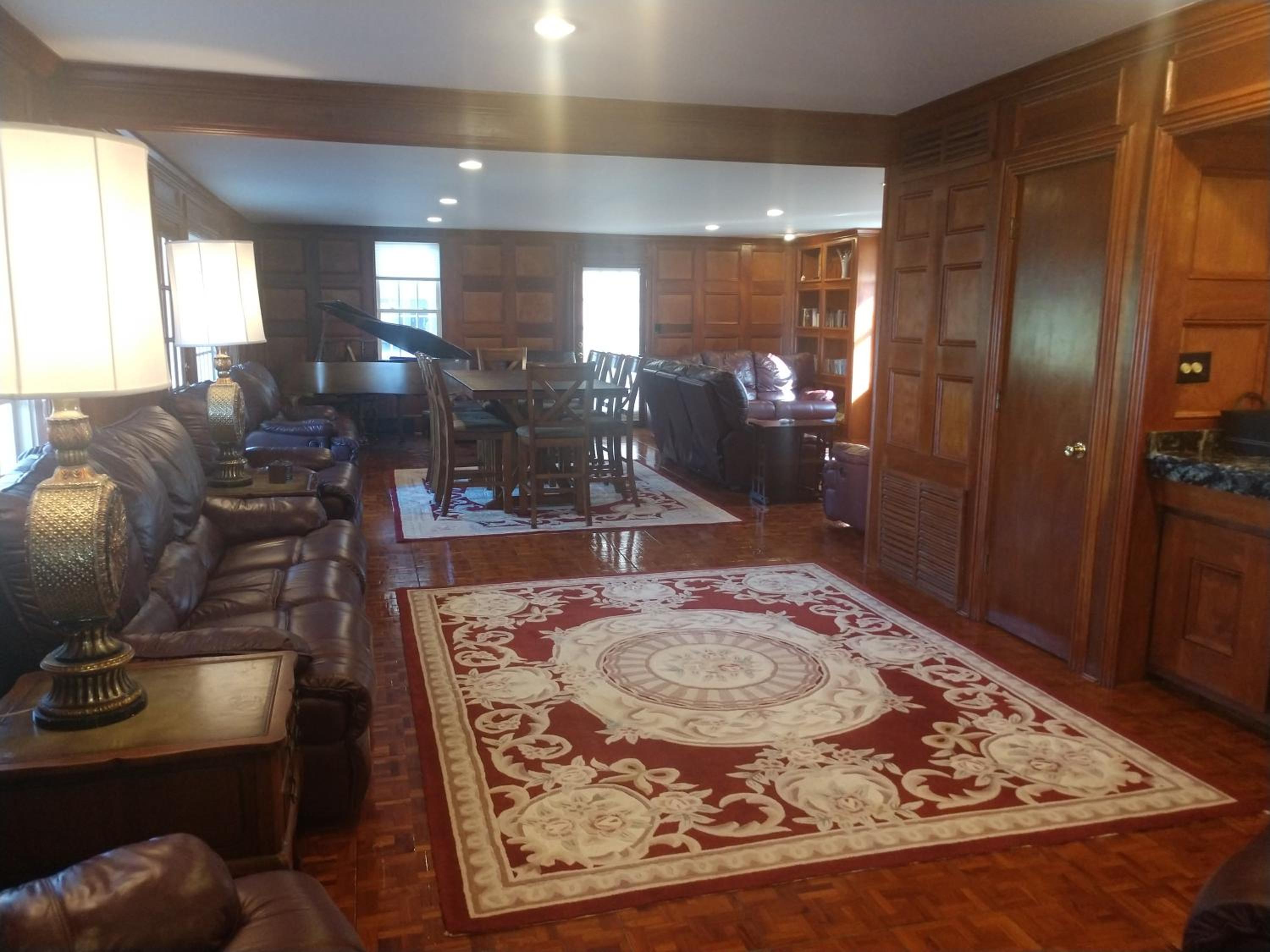 Five-Bedroom House photo 1