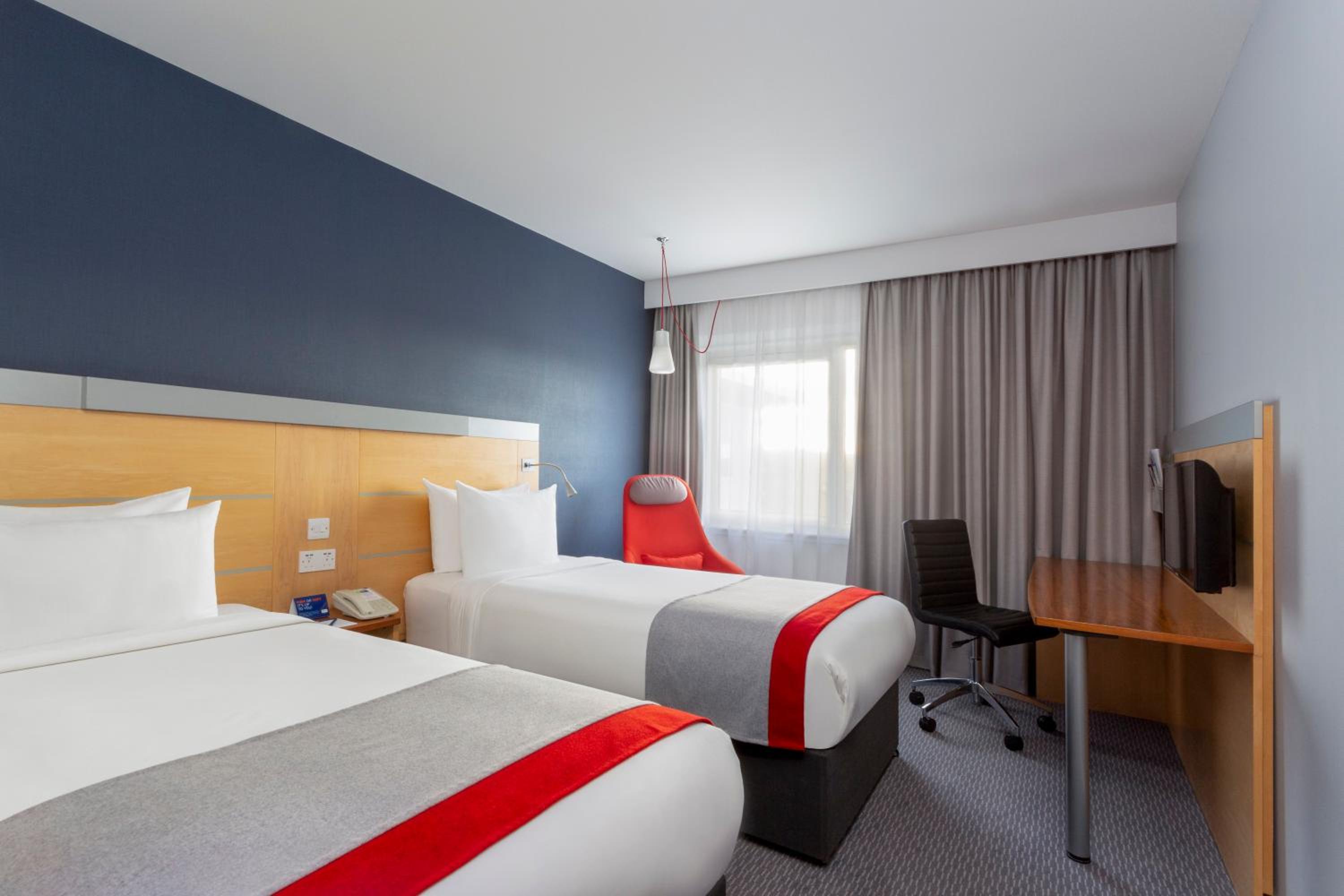 Standard Twin Room with Free Hot Breakfast - Photo 1