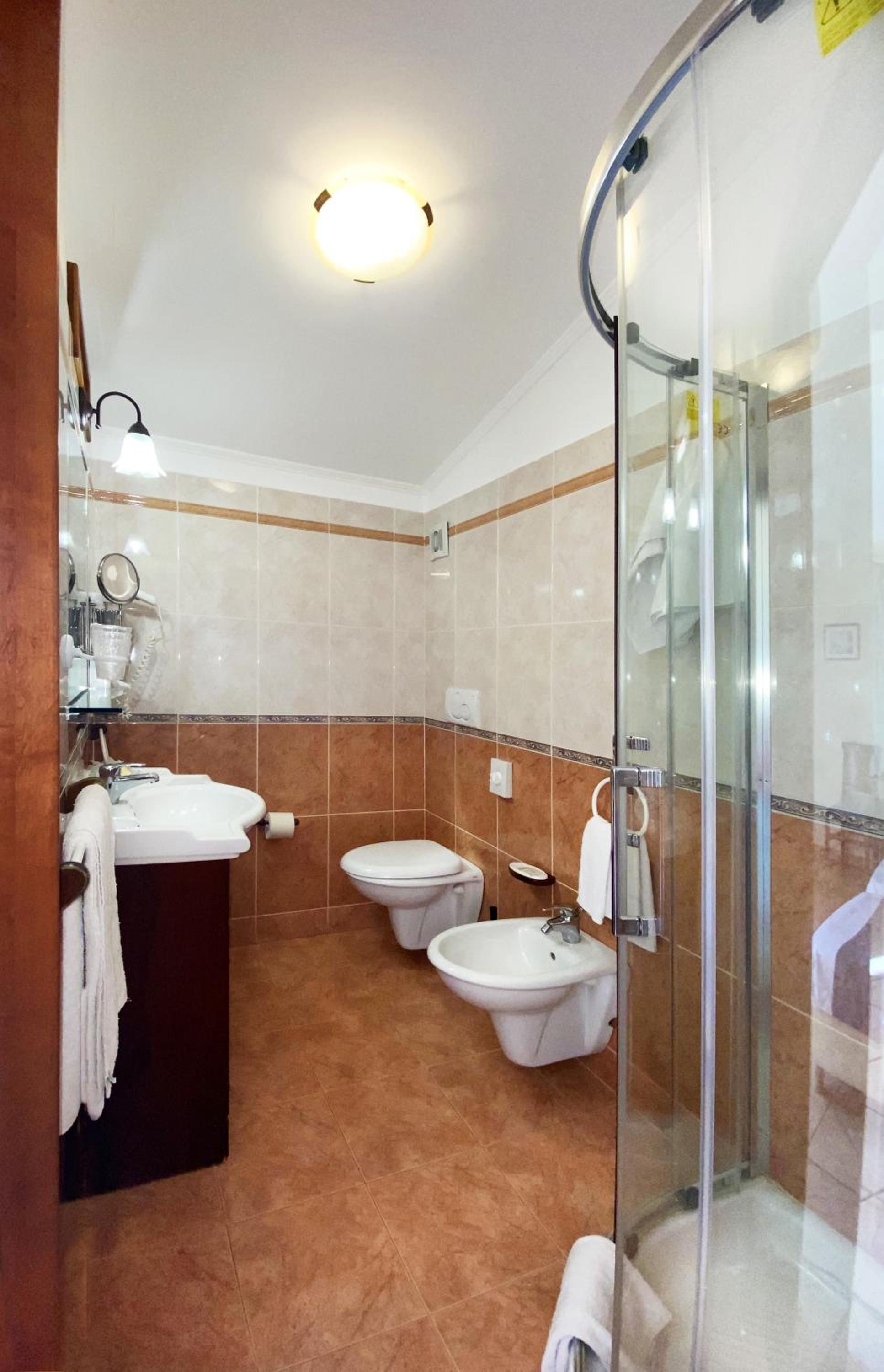 Double Room - Photo 8