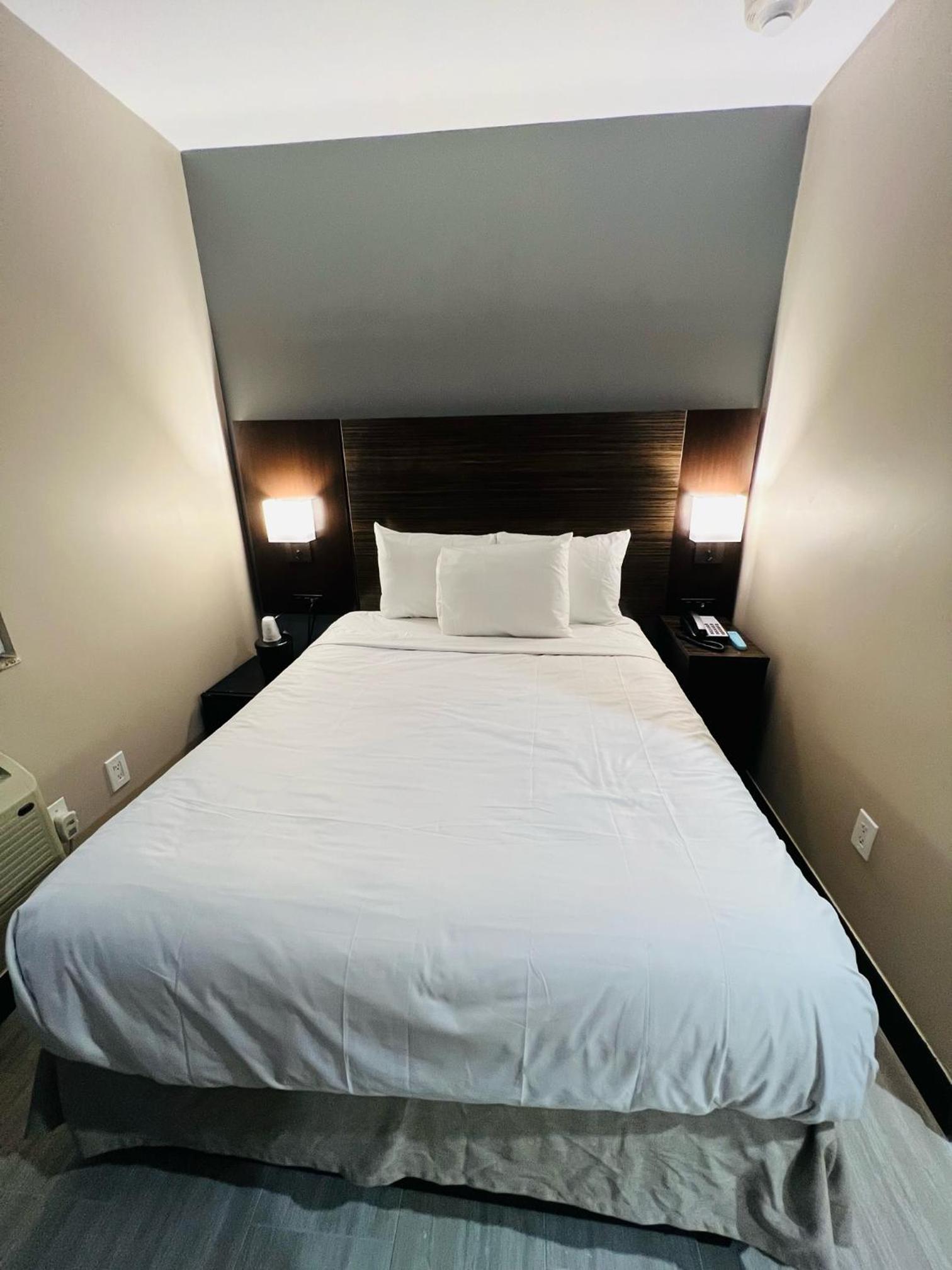 Queen Room - Non-Smoking photo 3